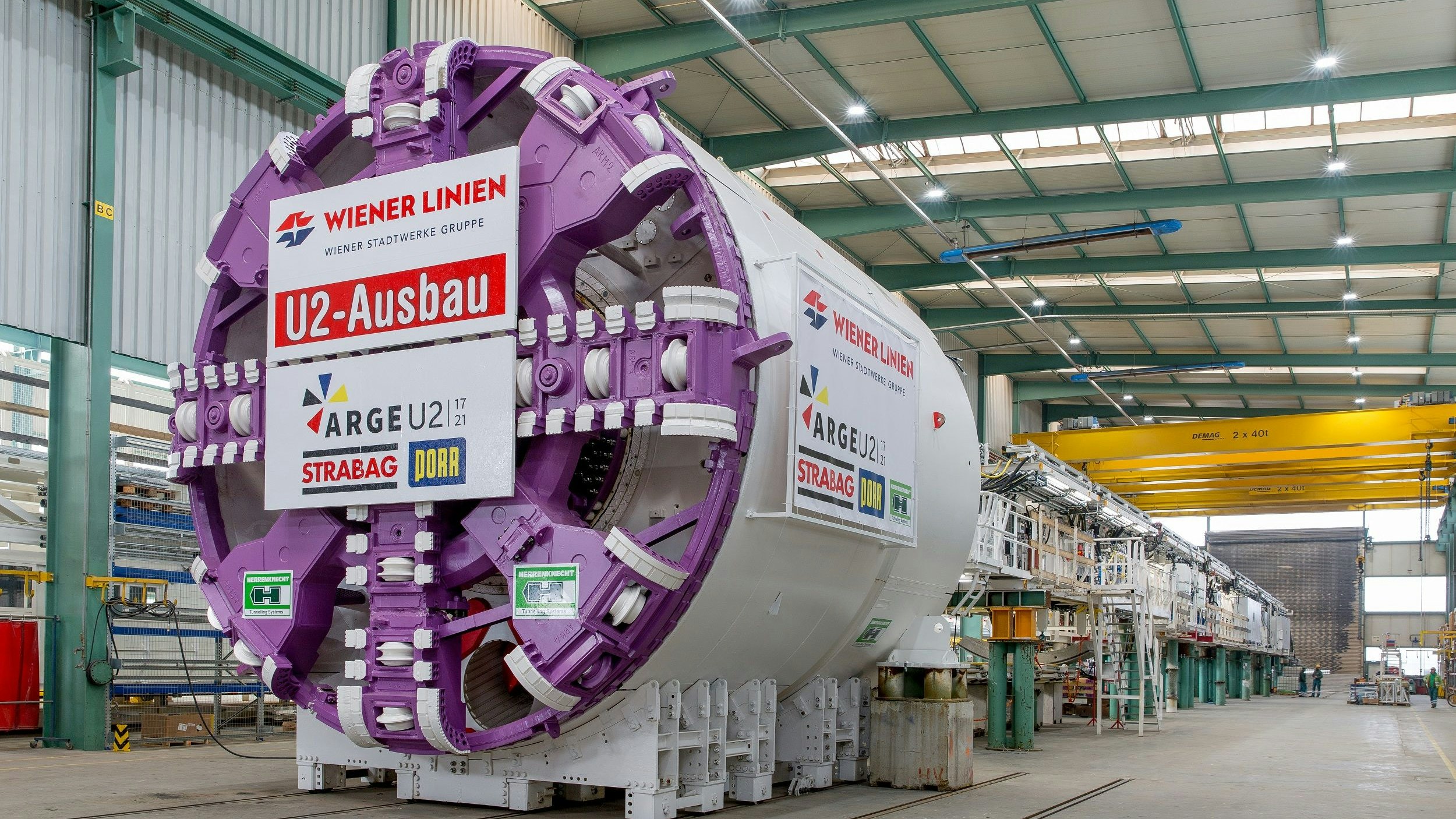 Mit diesem Koloss, einer sogenannten Tunnelvortriebsmaschine werden ab Herbst die Tunnelrohren für die neue U2 gegraben. 