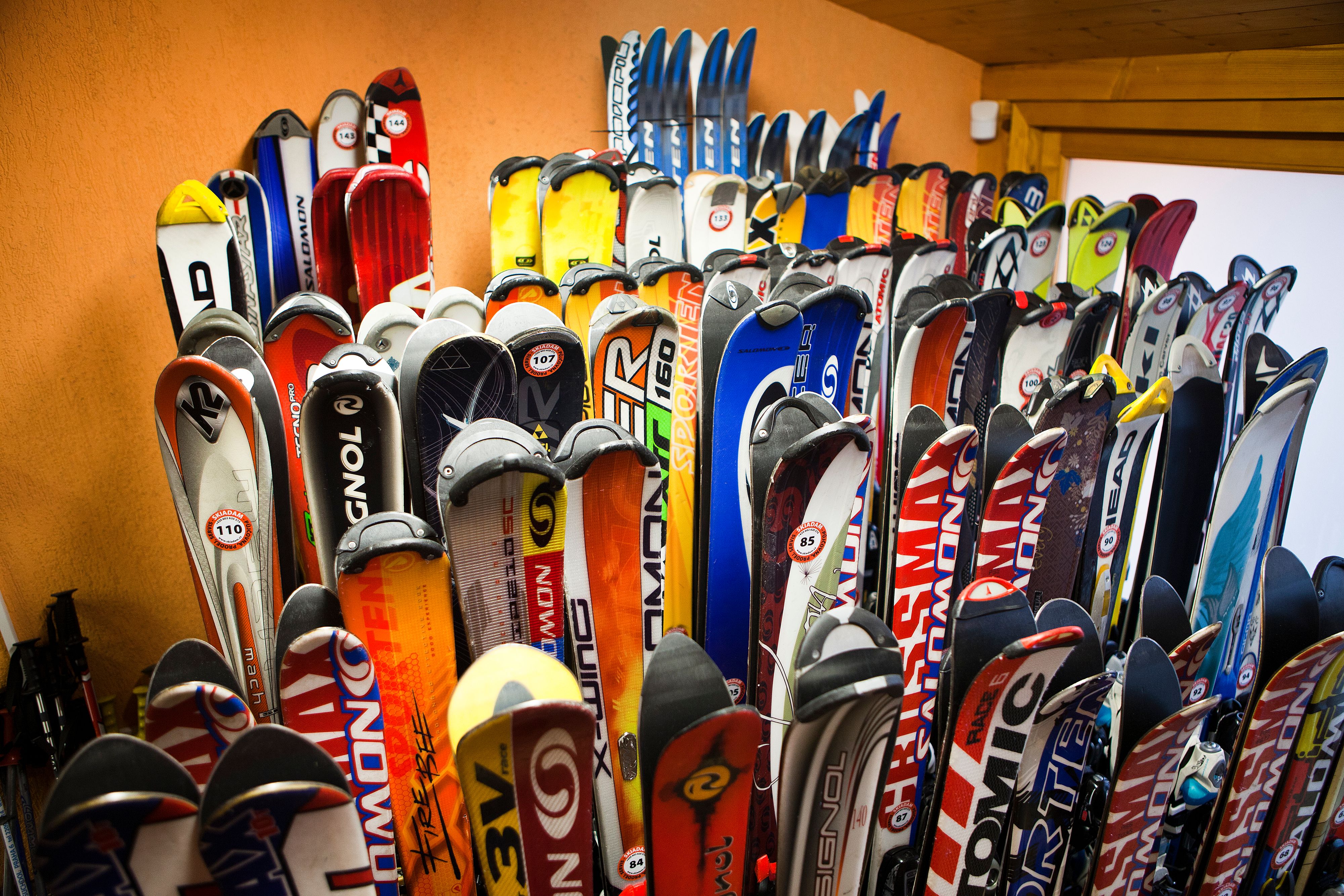 Durch Recycling von Skiartikel könnten wertvolle Rohstoffe für neue Produkte gewonnen werden.