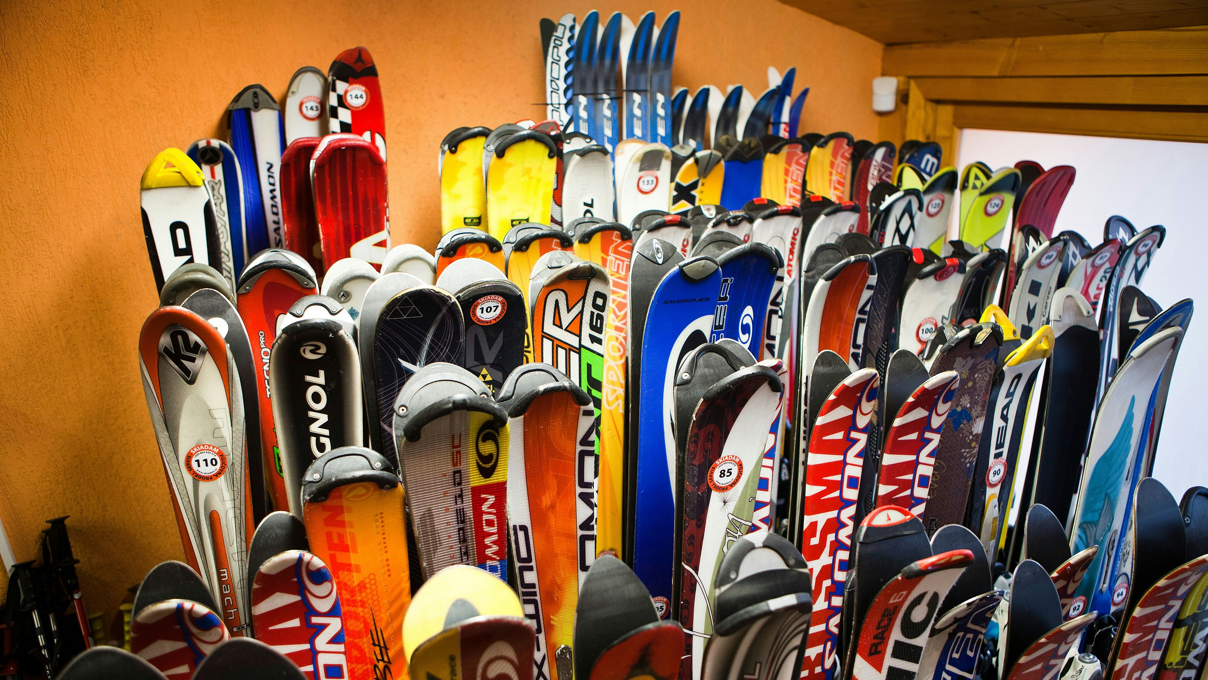 Download von www.picturedesk.com am 30.01.2024 (16:21).  Ski rental service in Prague on November 23, 2011. (CTK Photo/Martin Sterba) - 20111123_PD4793 - Rechteinfo: Rights Managed (RM)