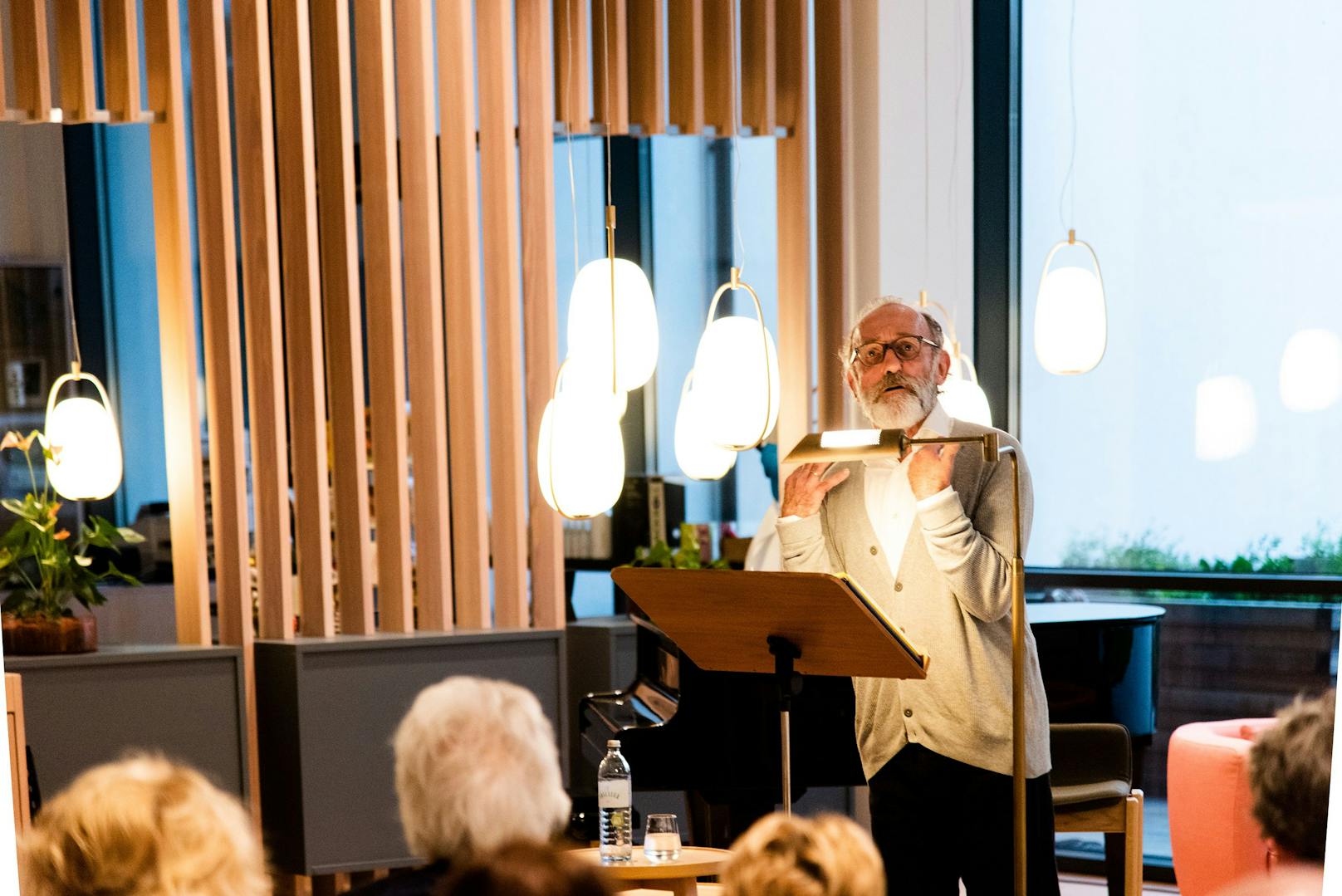 Schauspieler Karl Markovics "on stage" im Kurhaus Marienkron bei einer Lesung im August 2023.