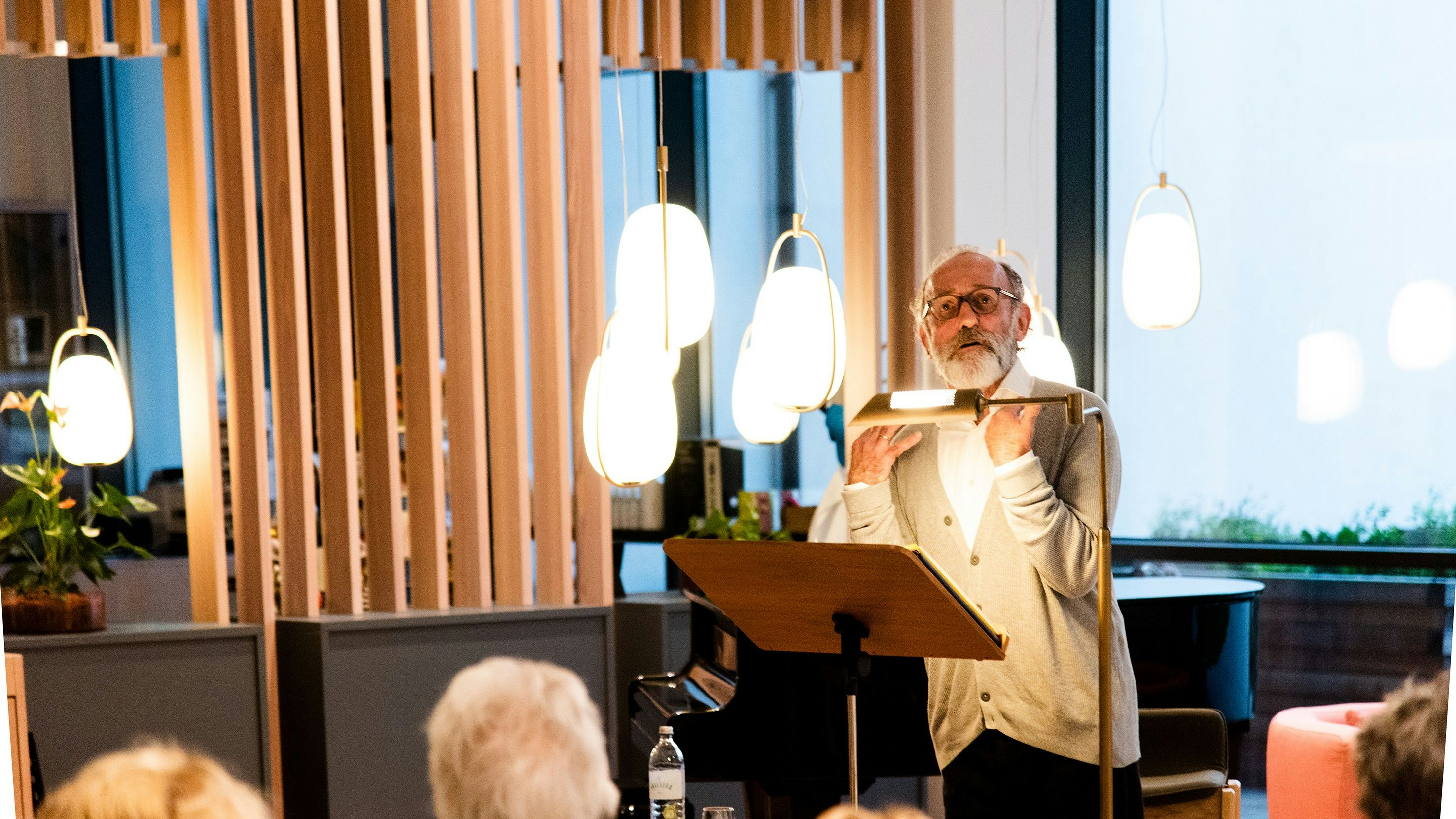 Schauspieler Karl Markovics "on stage" im Kurhaus Marienkron bei einer Lesung im August 2023.