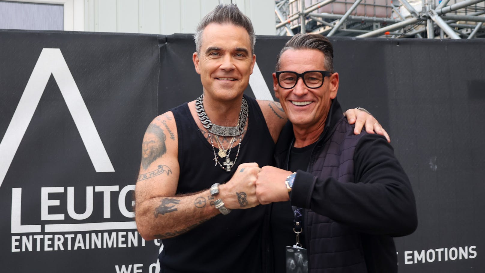 2022 holte der Grazer Konzert-Veranstalter <strong>Klaus Leutgeb</strong> (Leutgeb Entertainment GmbH, rechts) bereits Superstar Robbie Williams live nach München.