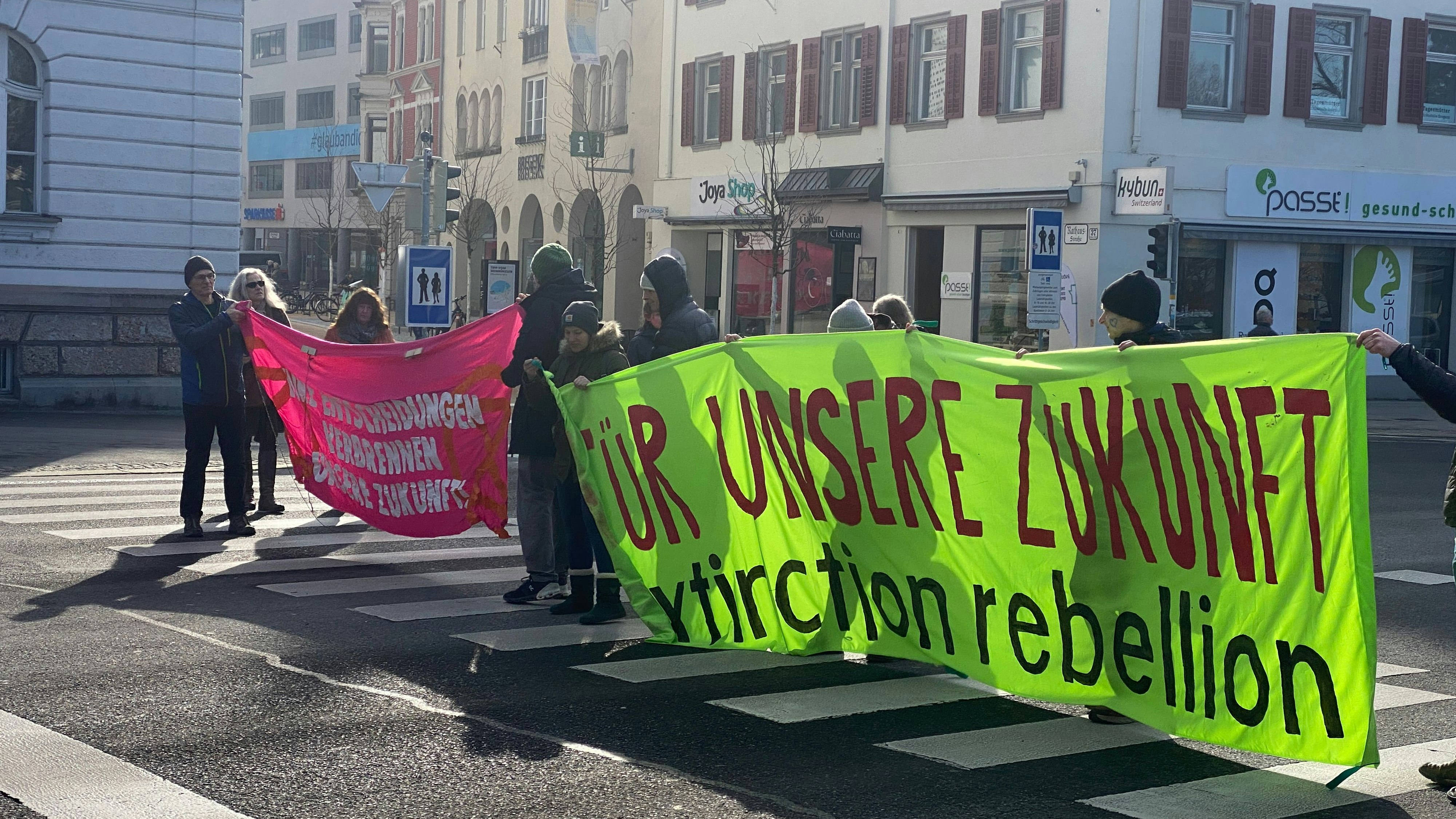 Am Mittwoch (31.01.2024) gingen Aktivisten von "Extinction Rebellion Austria" in Bregenz auf die Straße. 