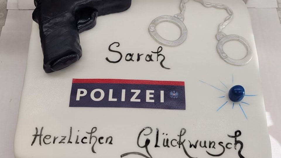 Torte mit Pistole, Handschellen und Blaulicht