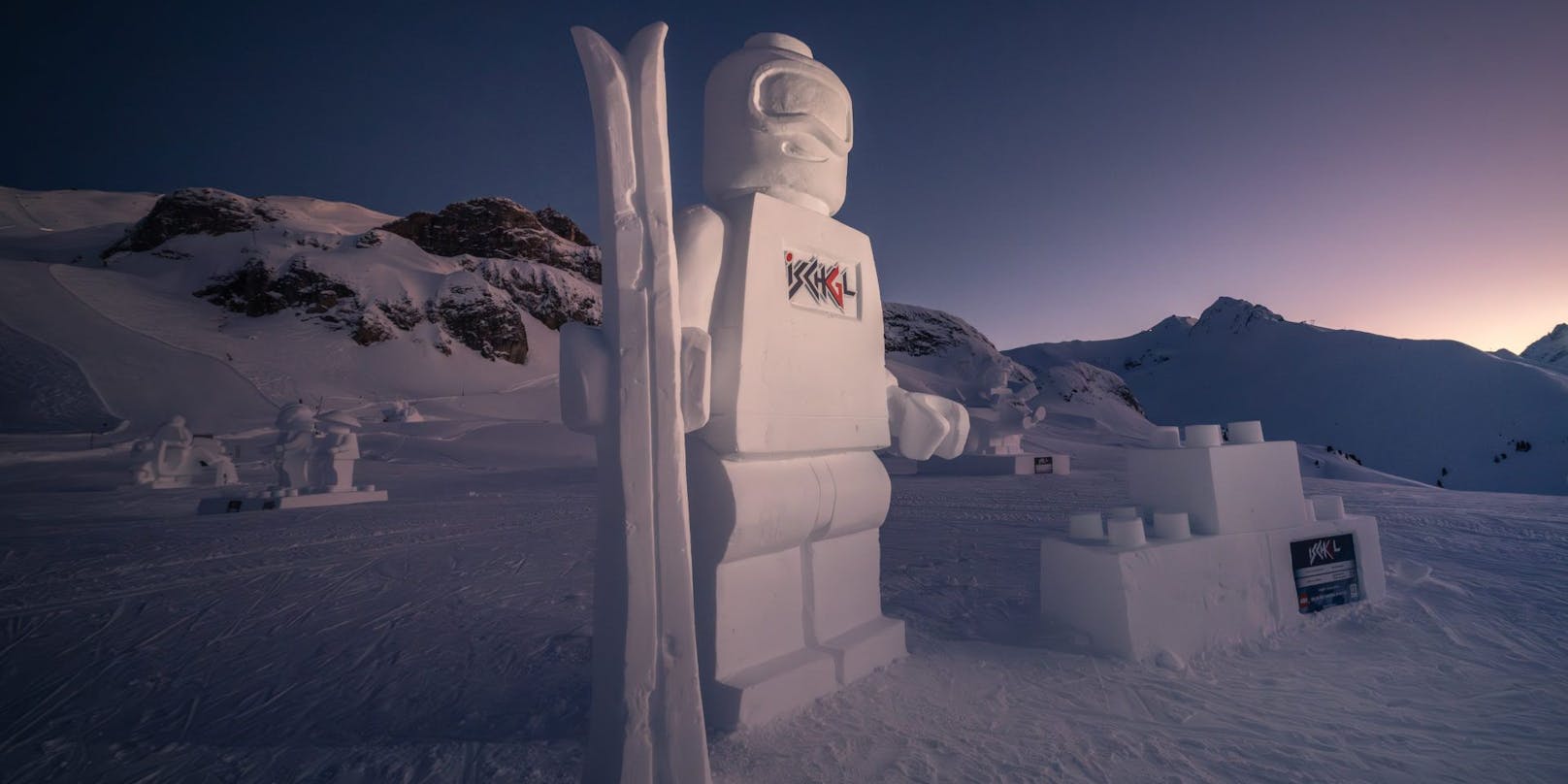 Ein Lego-Skifahrer wartet auf die staunenden Skifans in Ischgl.&nbsp;