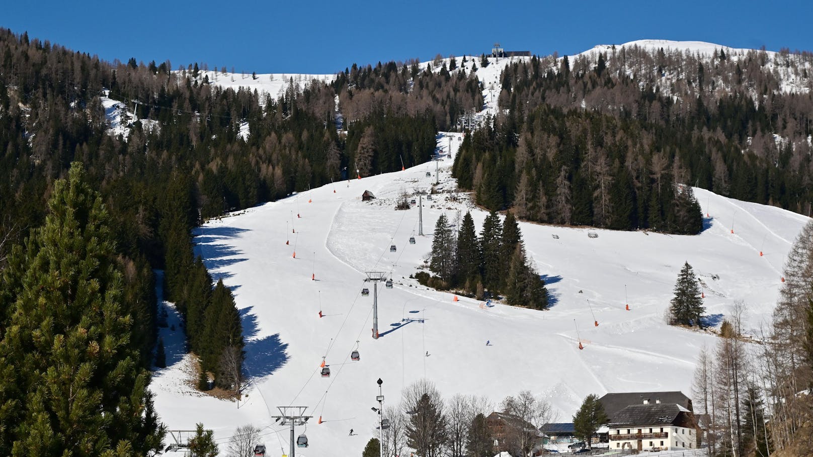 Skifahrer (46) stürzt in freien Geländeraum – tot