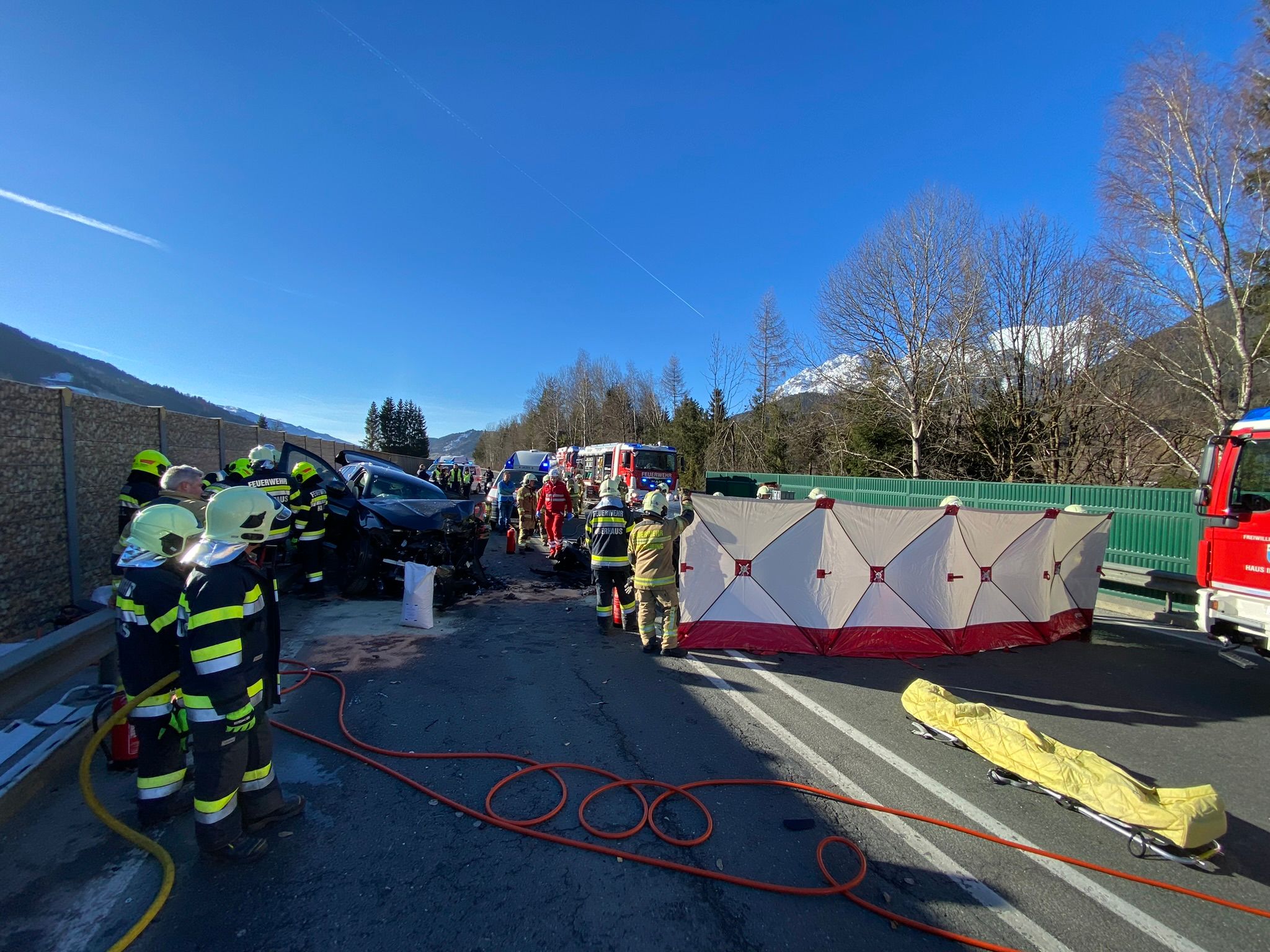 Bei einem Frontal-Crash im Bezirk Liezen (ST) wurden fünf Personen verletzt.