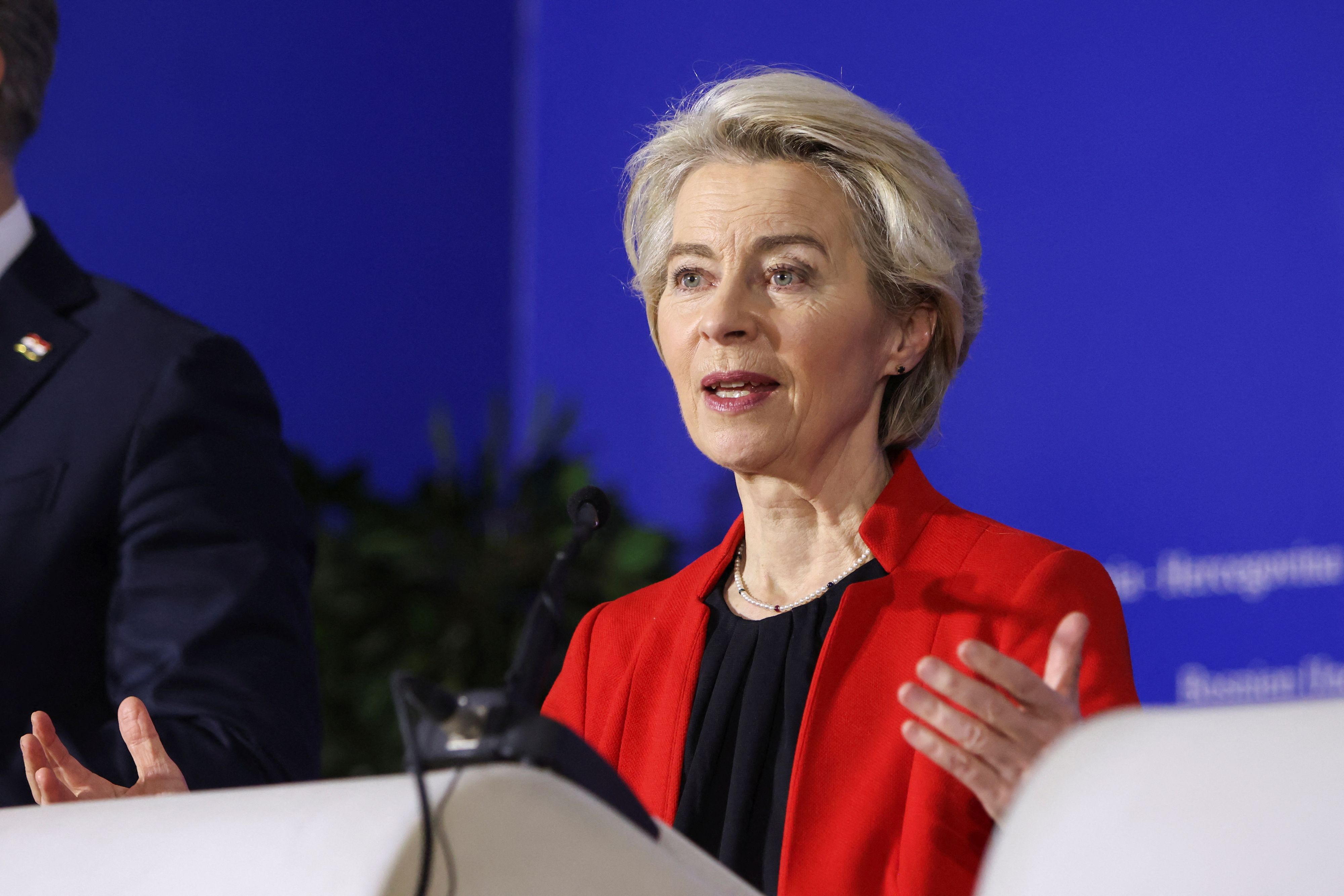 EU-Kommissionspräsidentin Ursula von der Leyen leistete am Mittwoch bei einem Notfall auf einem Linienflug erste Hilfe.