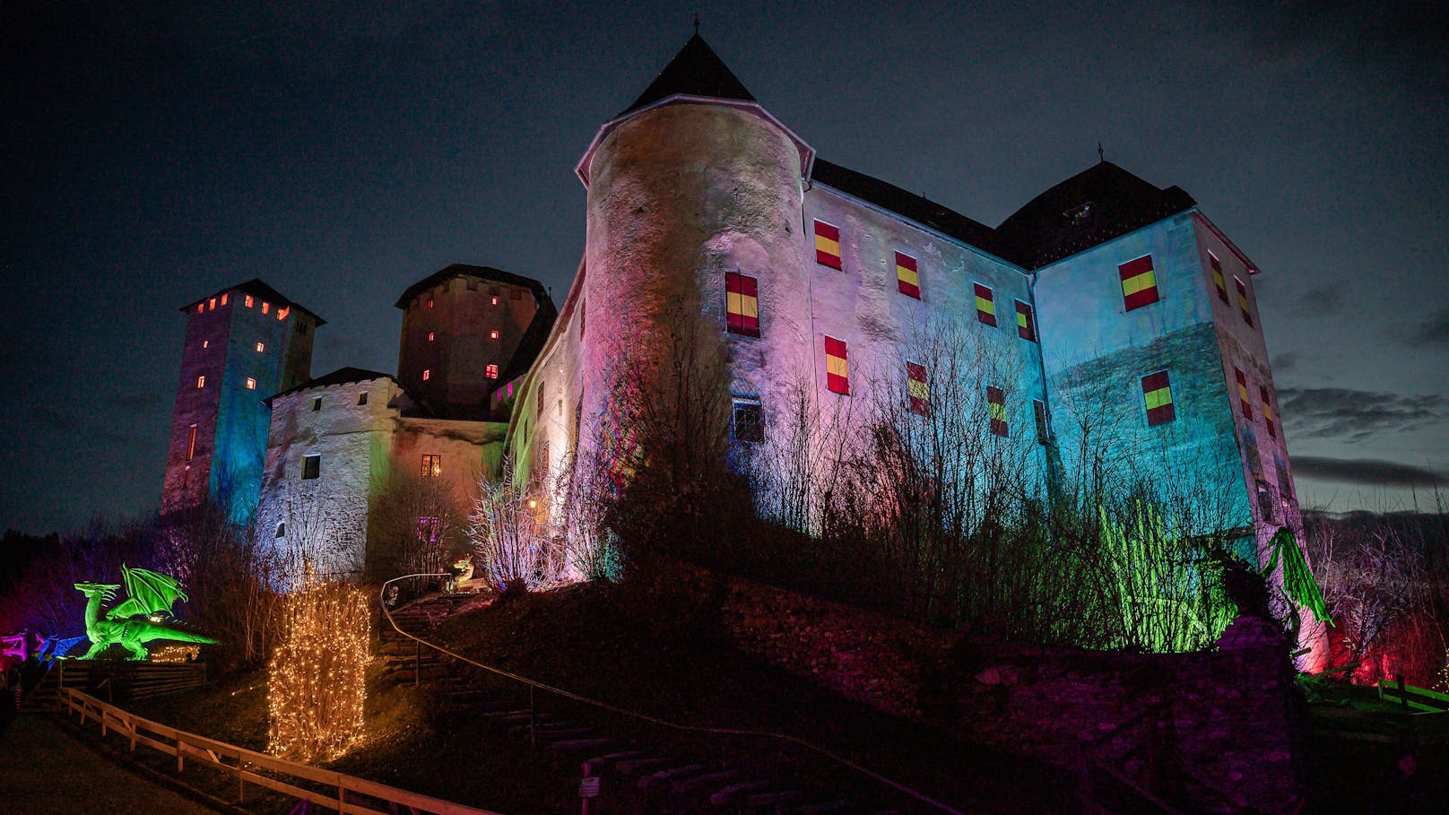 Die Besucherinnen und Besucher von "Game of Dragons" begeben sich rund um die Burg und in den Burginnenhöfen auf eine magische Reise.