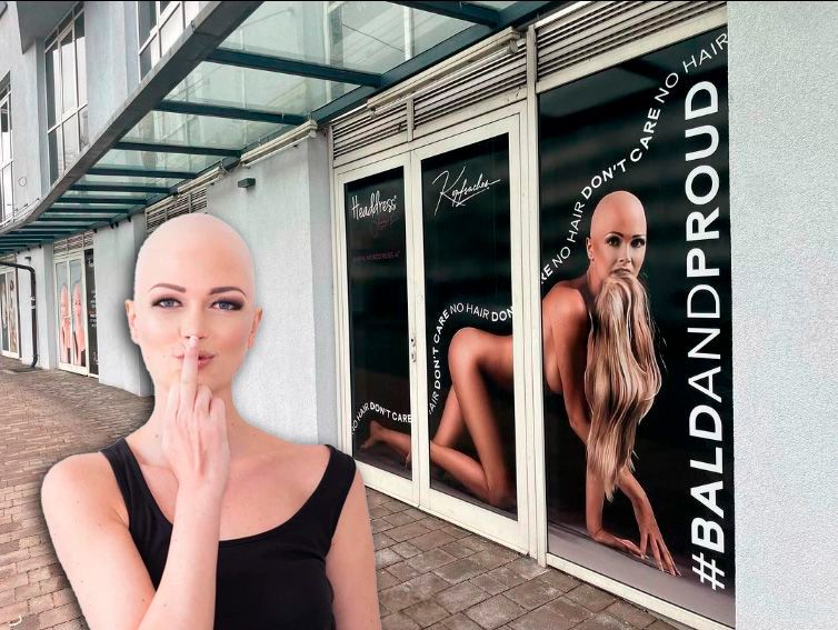 Perücken-Shop-Besitzerin Janin B. muss das Aufsehen erregende Nackt-Plakat vor ihrem Geschäft in Klagenfurt nun abnehmen.