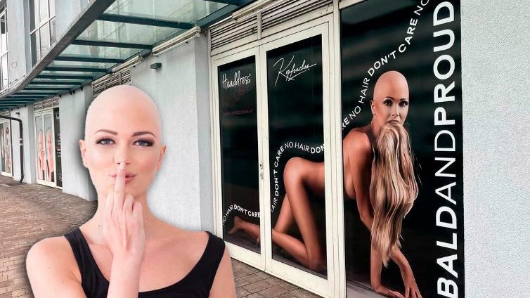 Perücken-Shop-Besitzerin Janin B. muss das Nackt-Plakat vor ihrem Geschäft in Klagenfurt nun doch abnehmen.