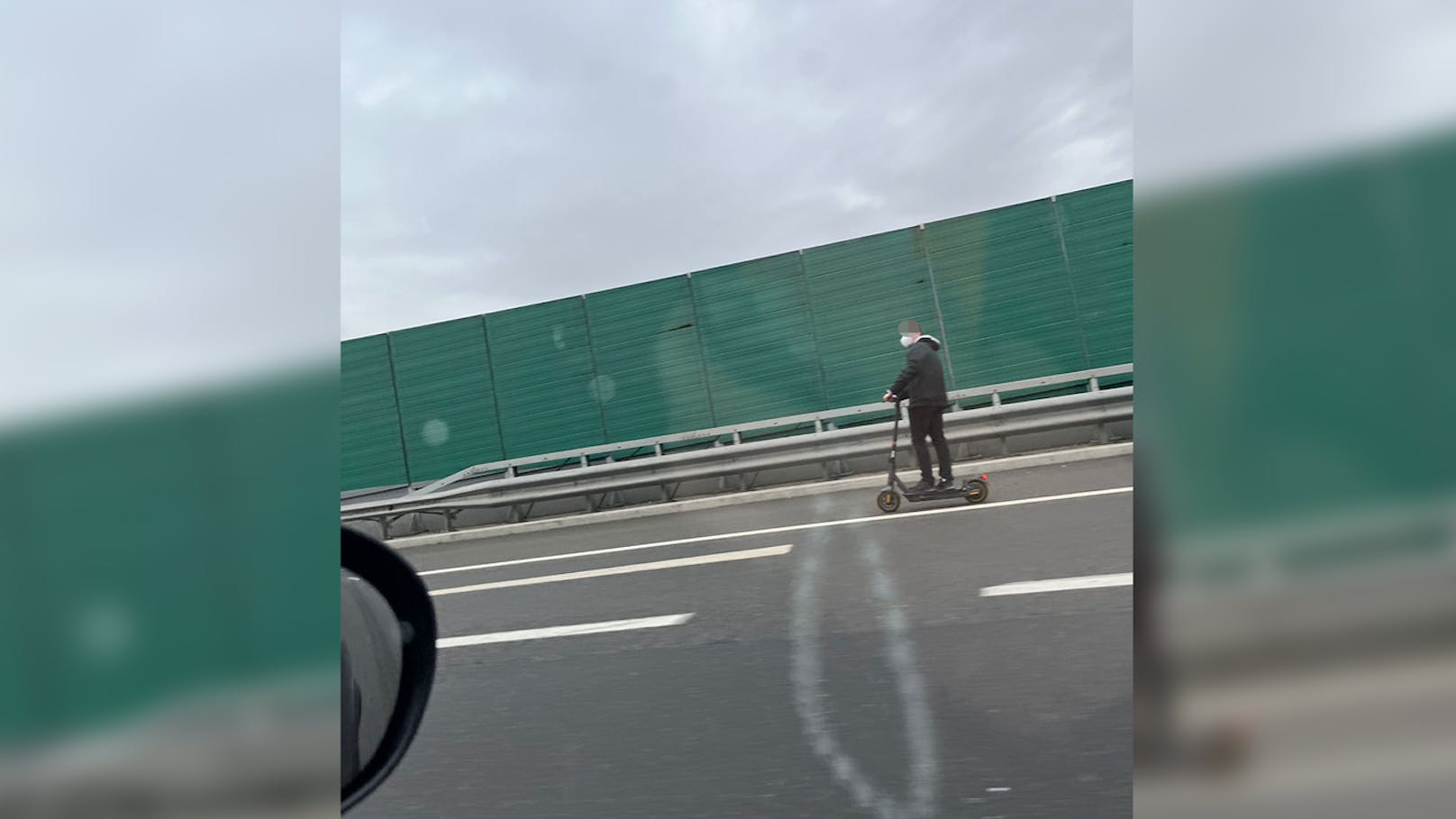 Adrenalin-Junkie fährt mit Scooter auf Wiener Autobahn
