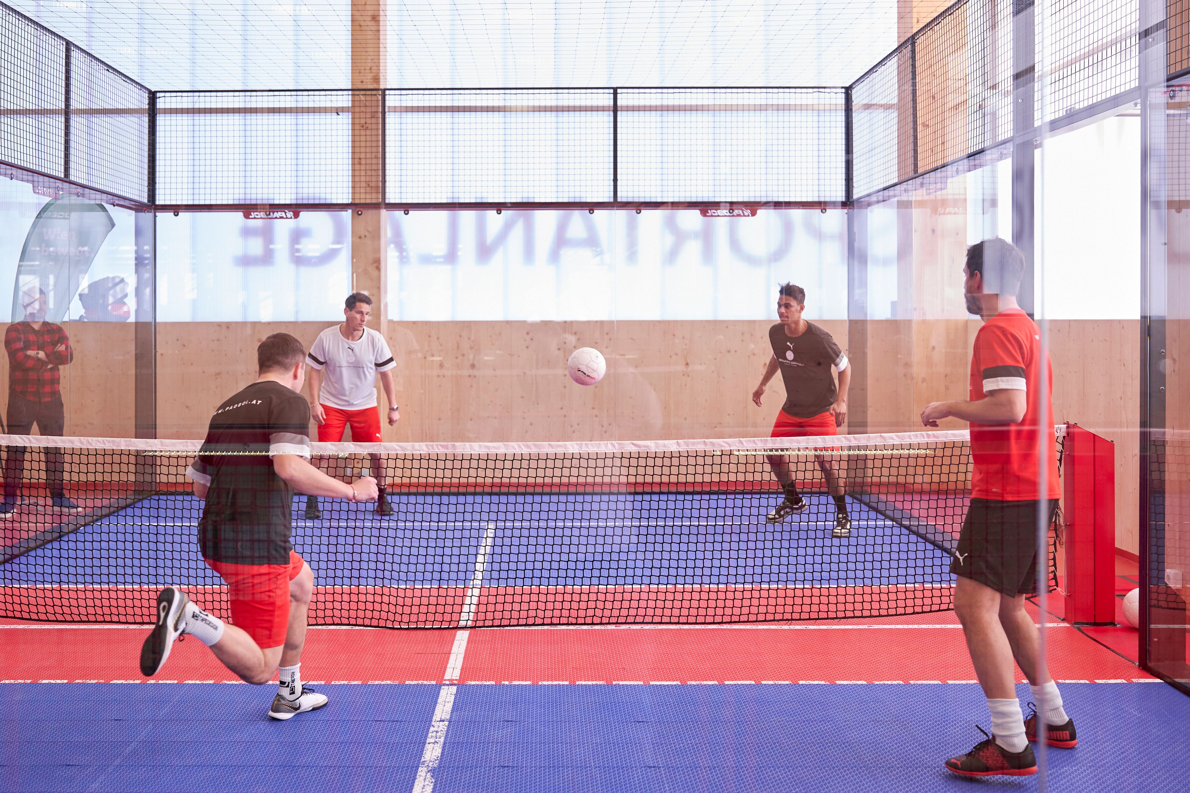Payer, Oktotie und Co. lieferten sich ein Padbol-Match in der Sport & Fun Halle am Wiener Prater.&nbsp;