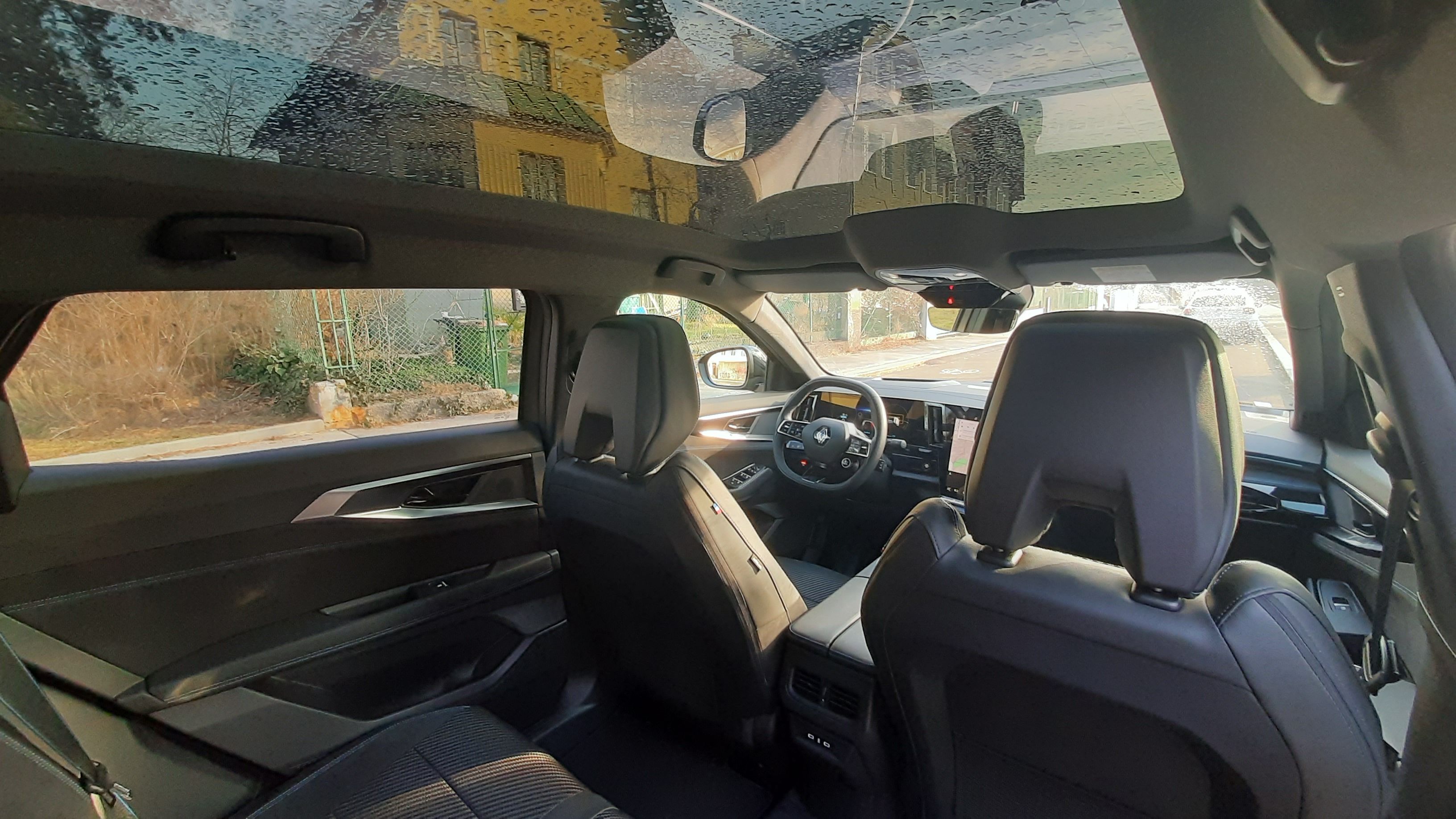 Riesig: Das Panorama-Glasdach und das Platzangebot im Fond.