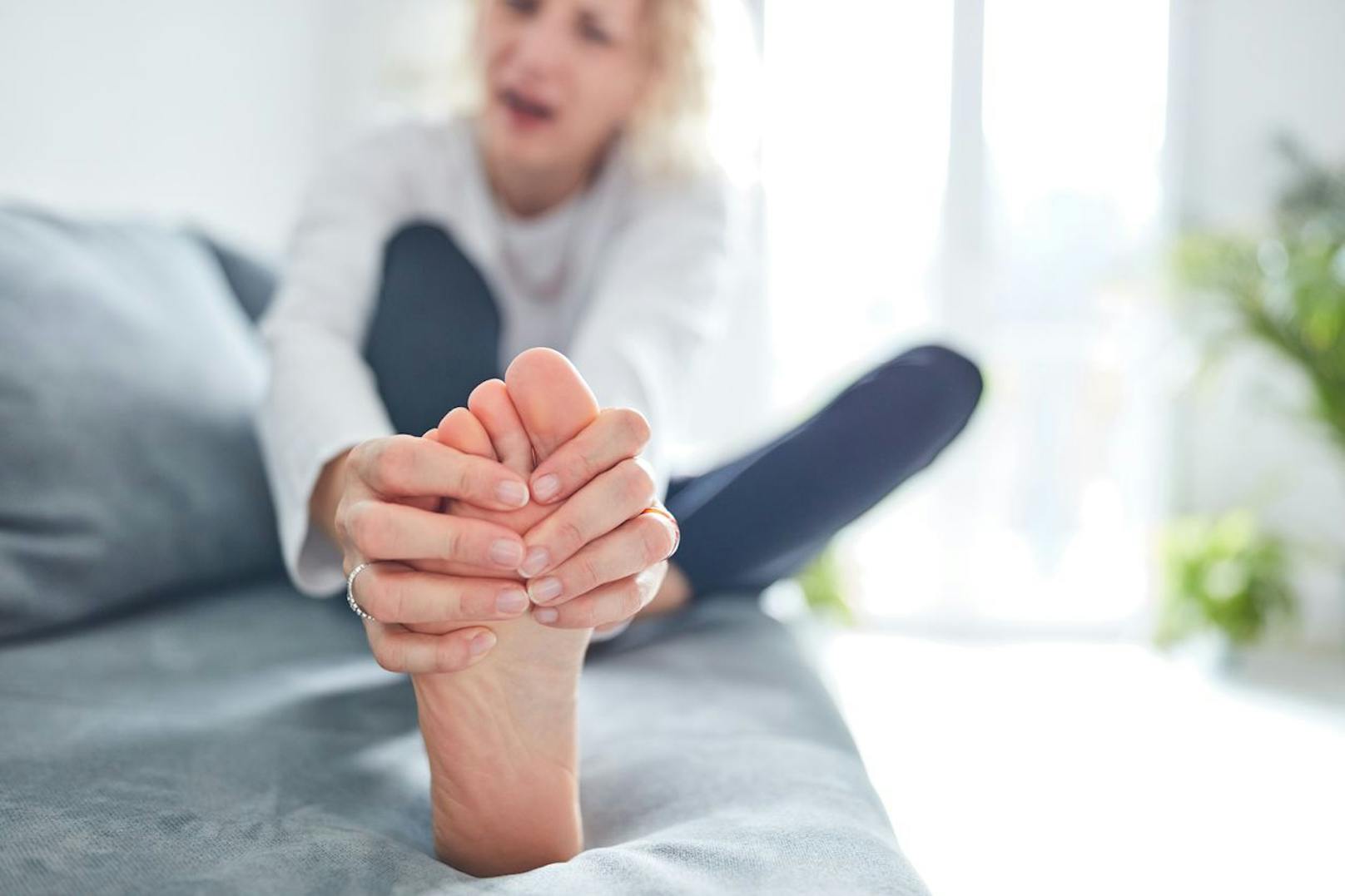 <strong>Schmerzen in den Zehen:</strong> Wenn du Schmerzen in den Füßen oder Zehen hast, solltest du einen Fußpfleger oder Arzt aufsuchen, um die Ursache festzustellen.