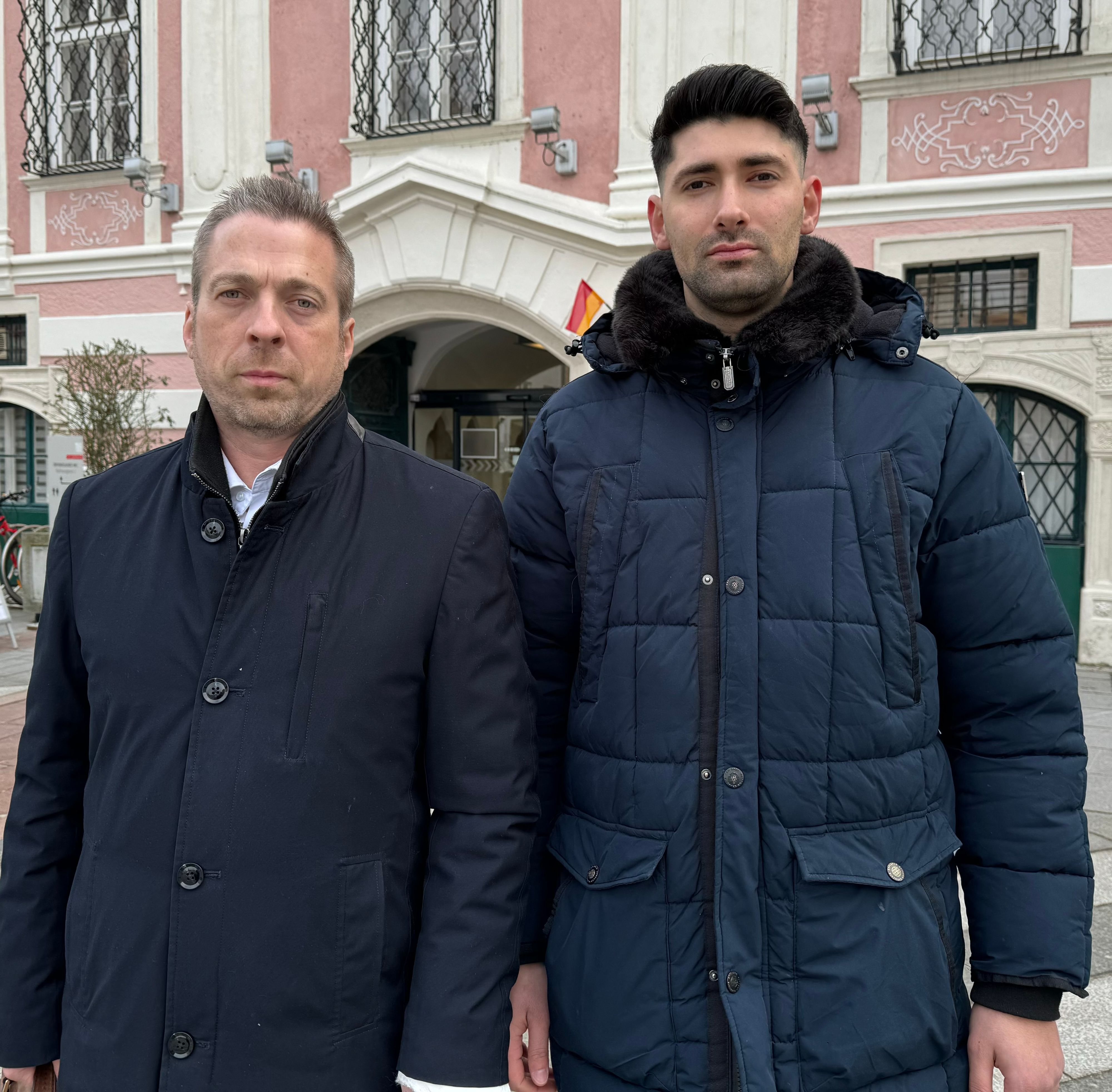 FPÖ-Stadtrat Klaus Otzelberger und Mücahit Ü. am Rathausplatz in Sankt Pölten.