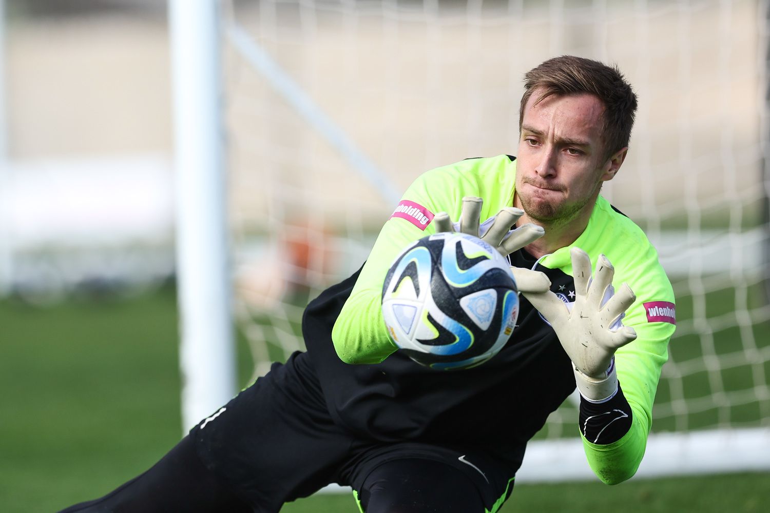 Austria-Keeper Christian Früchtl hat sich am Knie verletzt. 