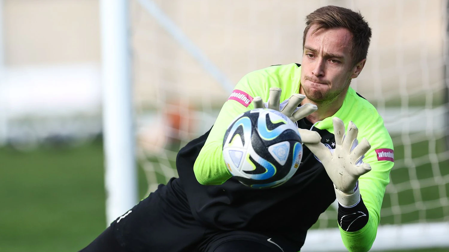 Austria-Keeper Christian Früchtl hat sich am Knie verletzt. 