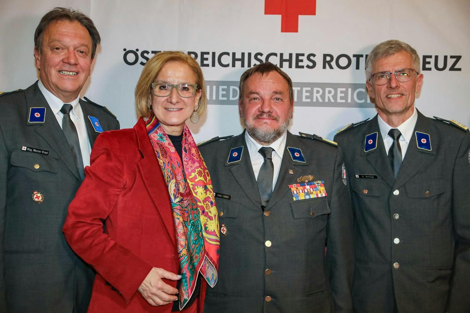 Landeshauptfrau Johanna Mikl-Leitner gratuliert dem neuen Führungsteam des Roten Kreuzes Niederösterreich: Vizepräsident Werner Kraut, Präsident Hans Ebner und Vizepräsident Werner Schlögl.