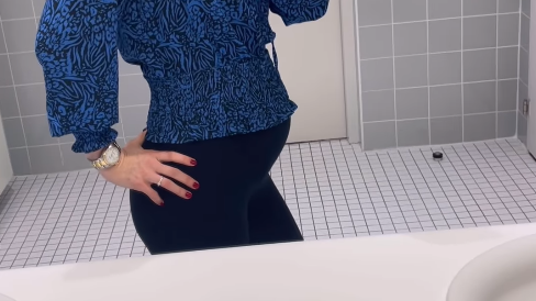 So sieht das Bäuchlein von Kristina Inhof momentan aus –&nbsp;und der Ring, der für Verwirrung sorgte.