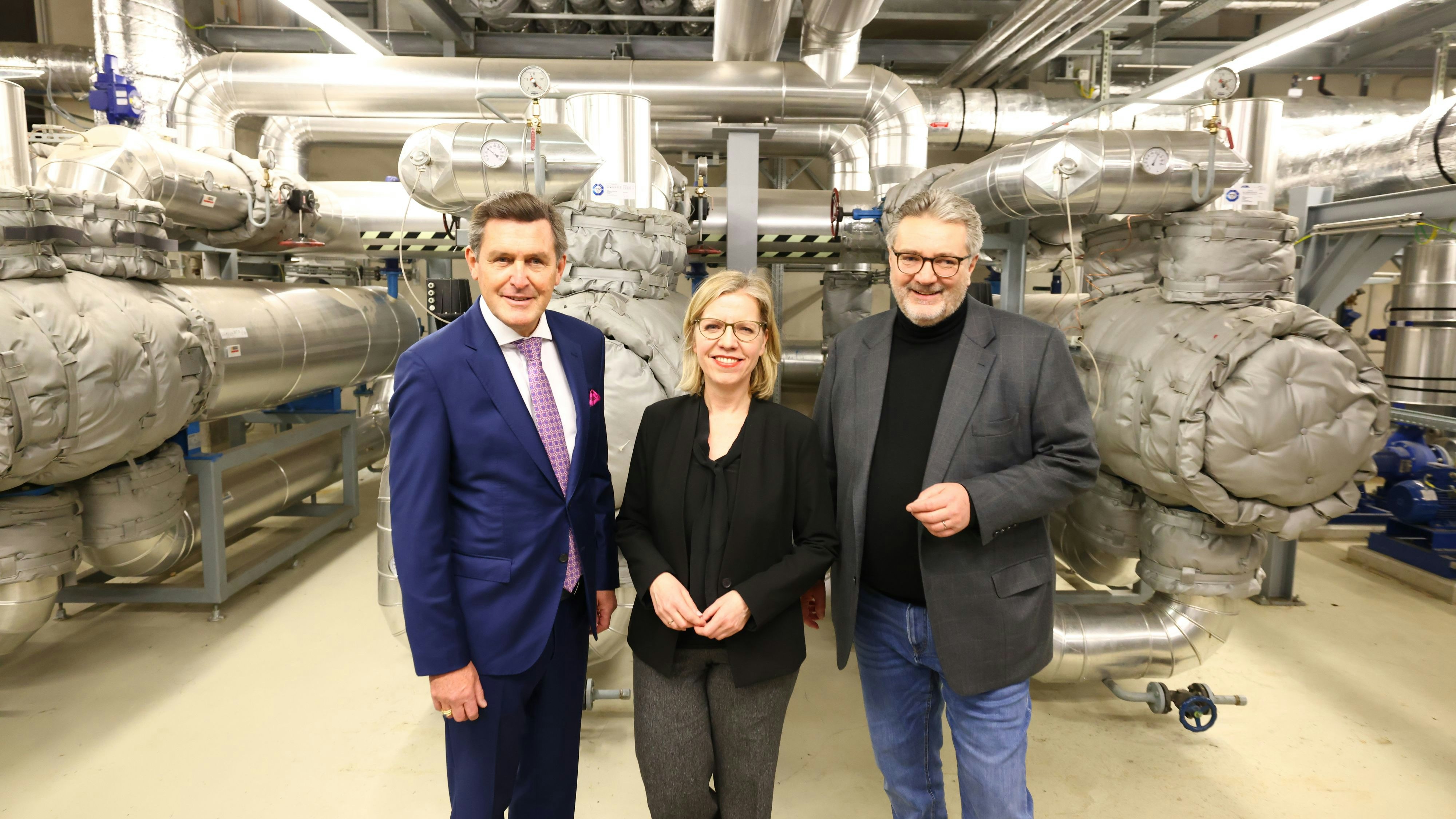 Wirtschaftsstadtrat Peter Hanke (SPÖ), Klimaschutzministerin Leonore Gewessler (Grüne) und Gesundheitsstadtrat Peter Hacker (SPÖ, v.l.) bei der Eröffnung der neuen Wärmepumpenanlage in der Klinik Floridsdorf.