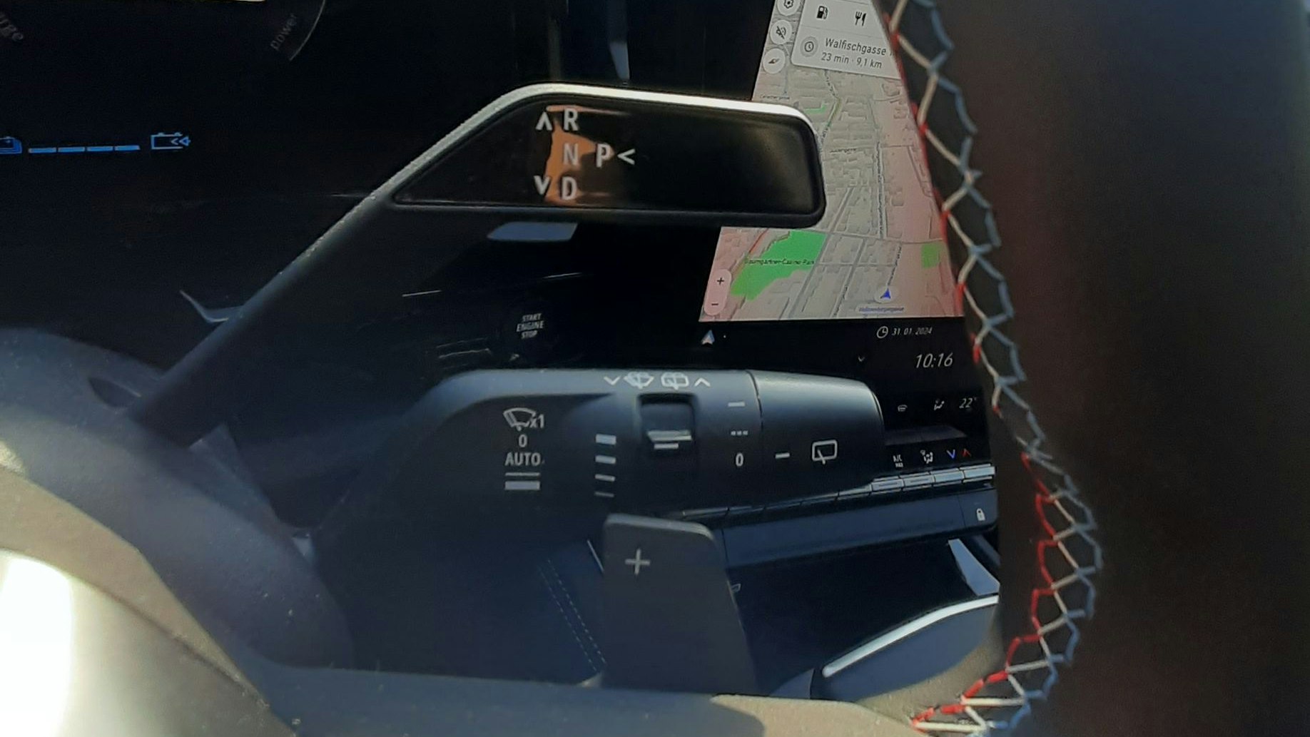 Etwas gewöhnungsbedürftig beim Rangieren: Der Gangwahlhebel am Lenkrad.