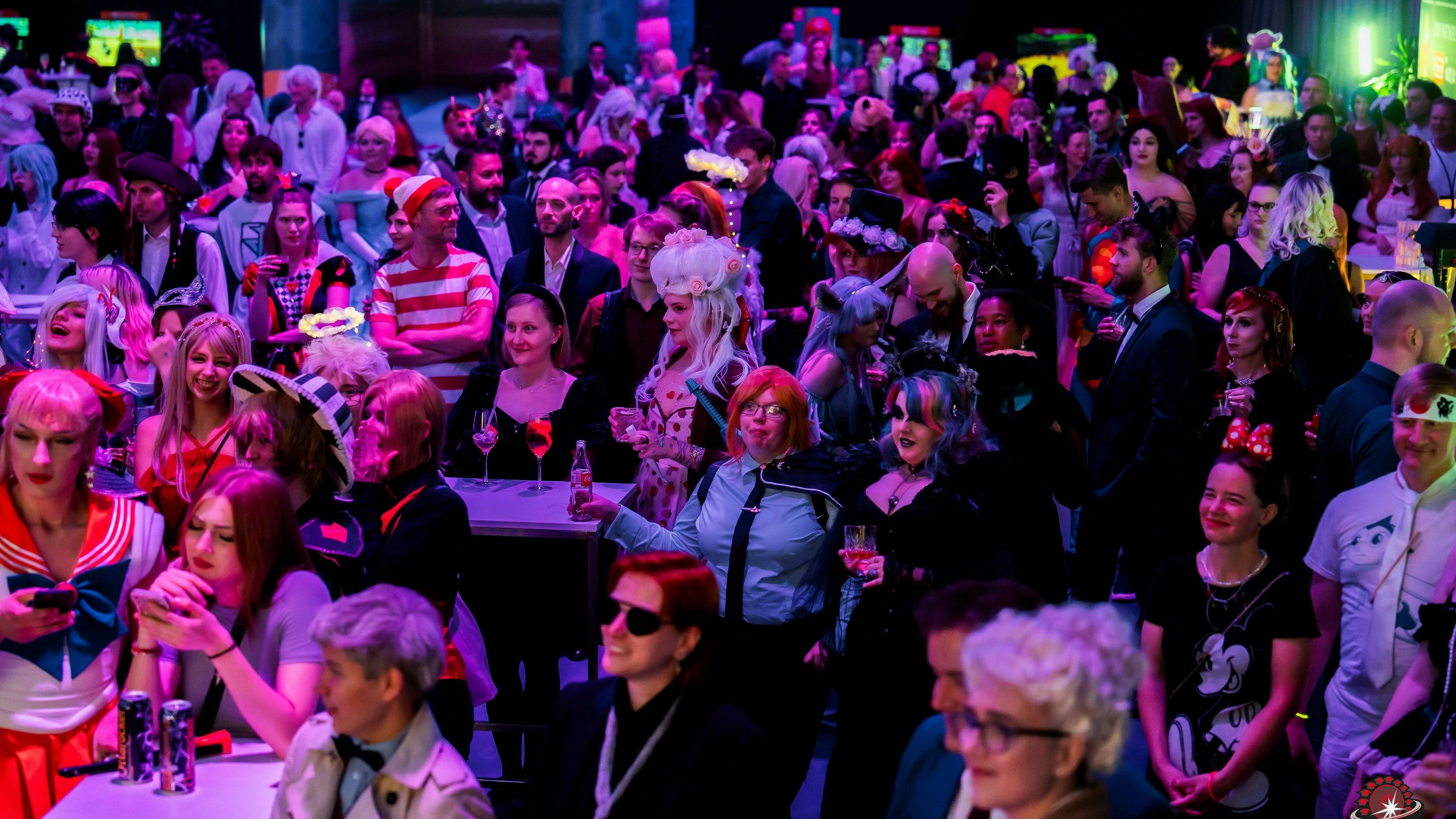 Dragqueen Tamara Mascara wird – mit Unterstützung von Crystal O. – den Ball mit einem Special-Act eröffnen.