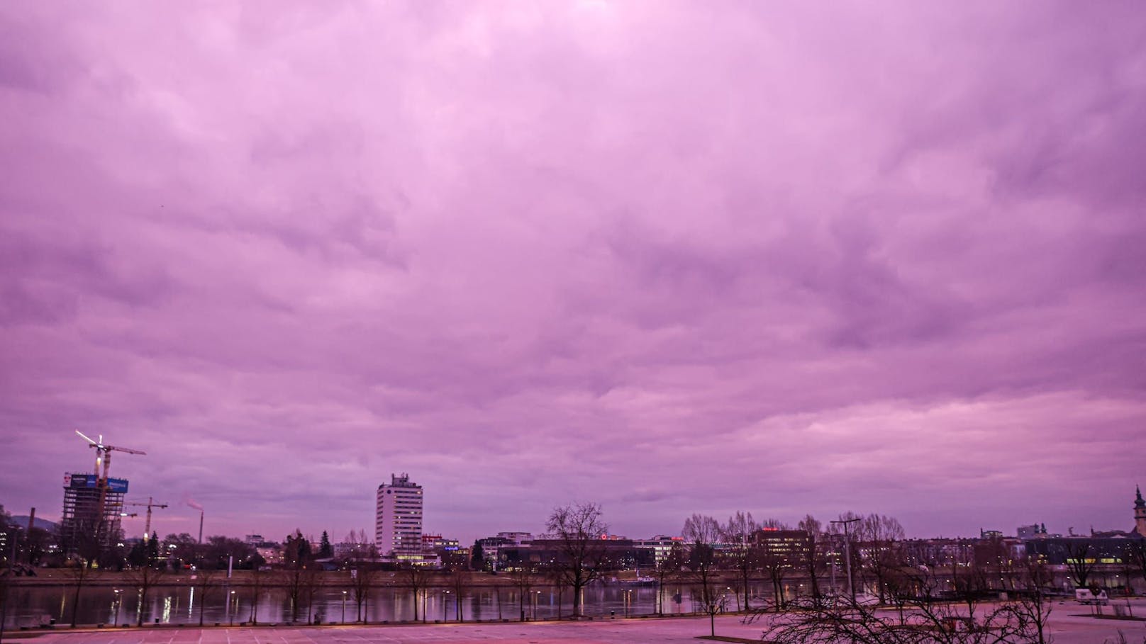 Linz in bezauberndes Pink getaucht