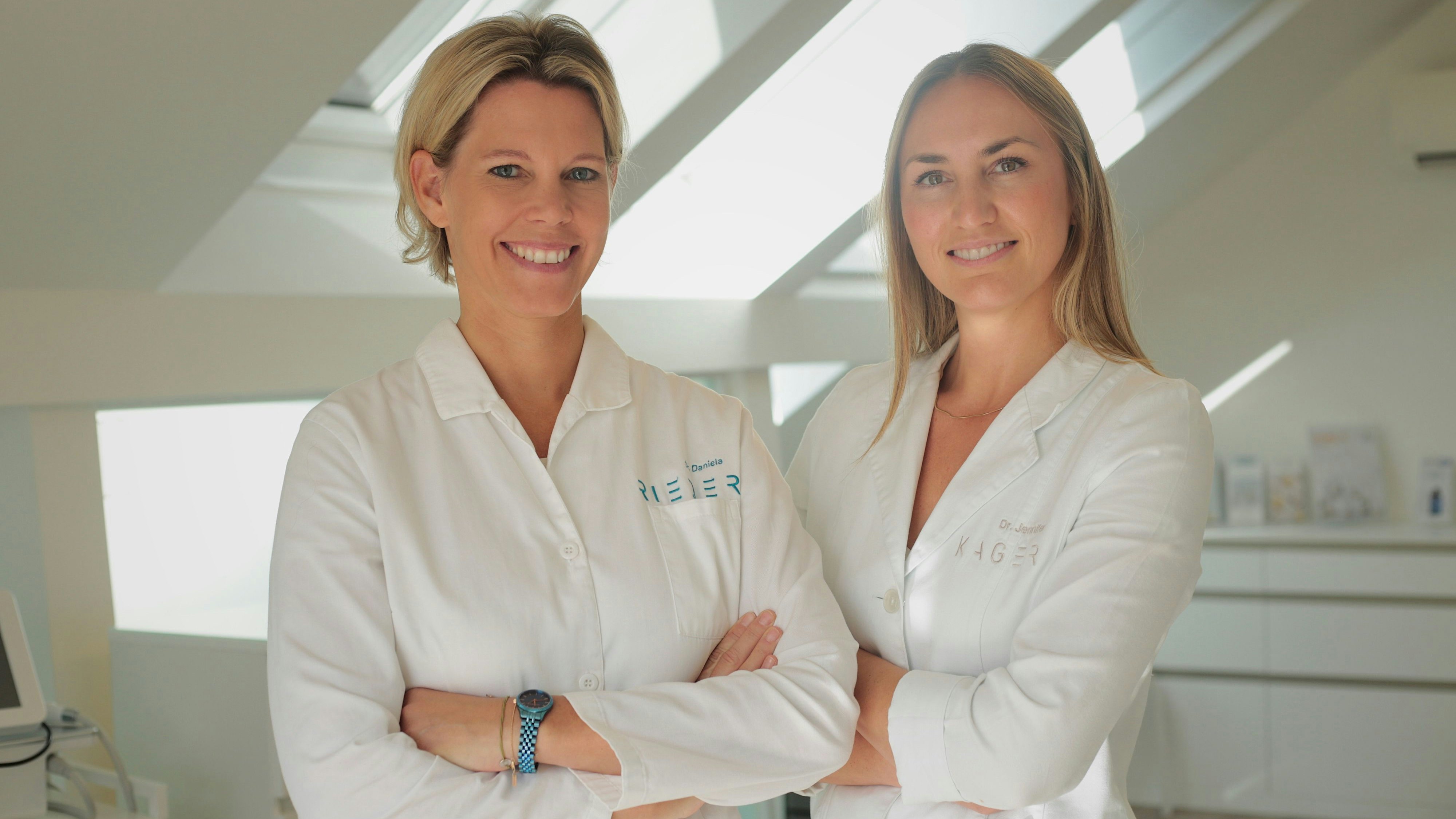 Laut Dr. Rieder (l.) und Dr. Kager leiden viele Frauen unter vergrößerten Schamlippen.