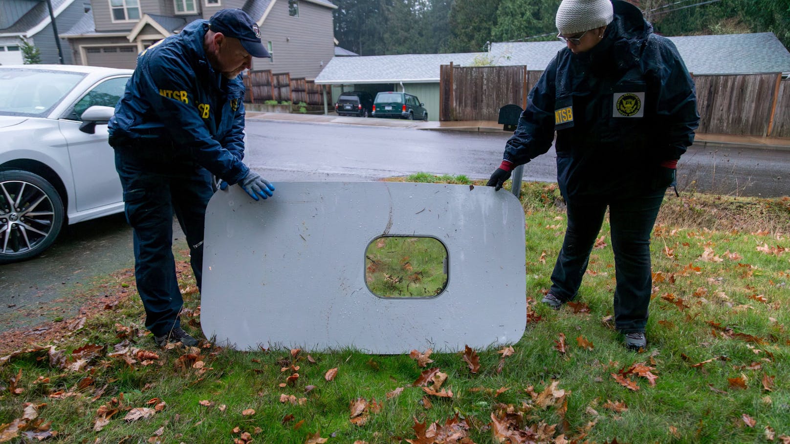 Tür gefunden: Mitten im Flug von Alaska Airlines Flug 1282 riss am 5. Jänner ein Türteil aus einer Boeing 737-9 MAX. Hier untersuchen Beamte das ausgerissene Teil.