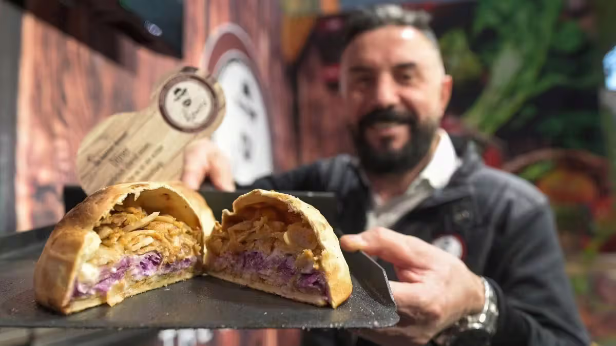 In Deutschland kannst du bald schon einen Aufbackdöner namens Dönerback im Supermarkt kaufen. Entwickelt hat ihn Mustafa Demirkürek innerhalb von 16 Jahren.