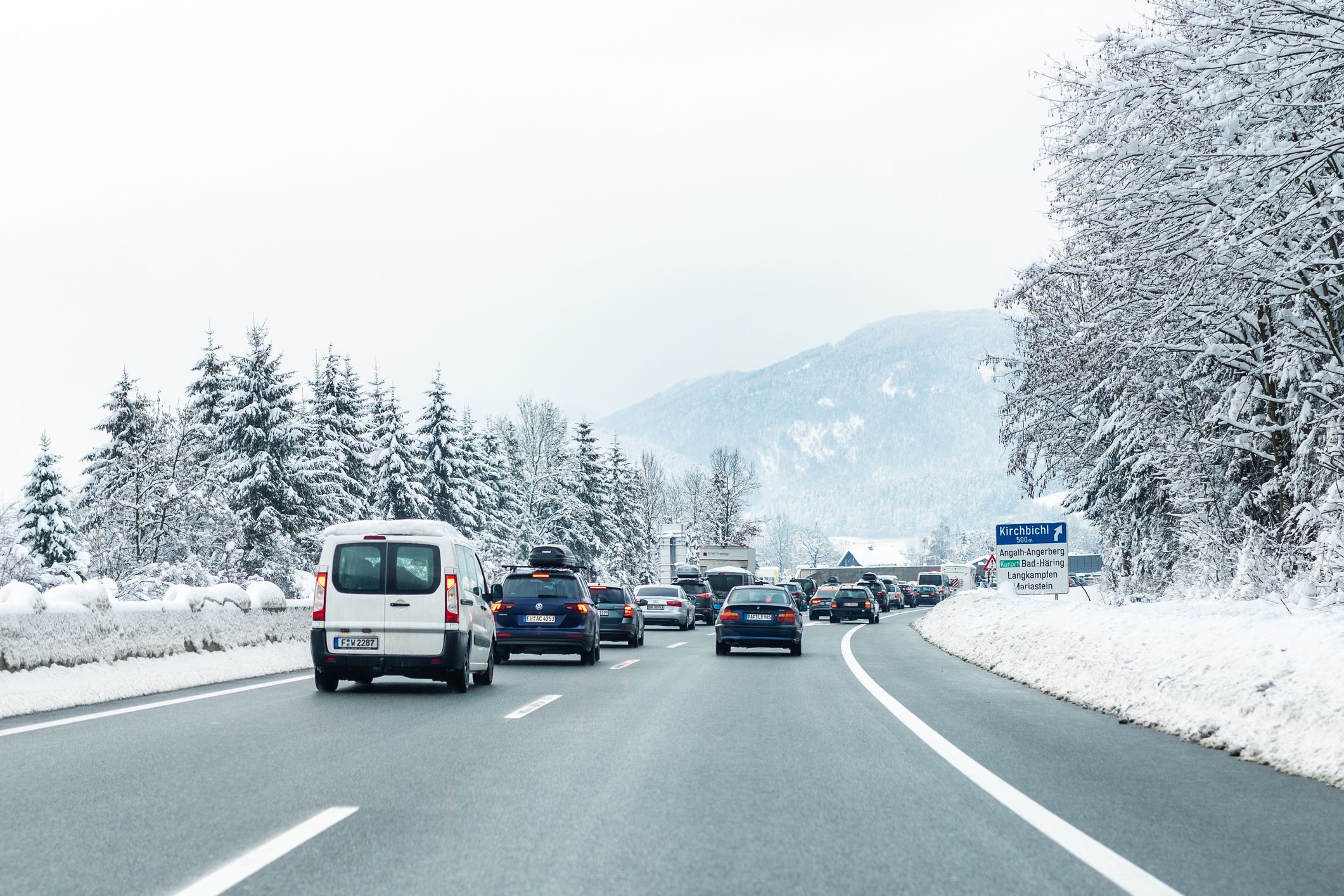 Im Bereich der Skigebiete ist am Wochenende mit Verzögerungen zu rechnen. (Symbolbild)