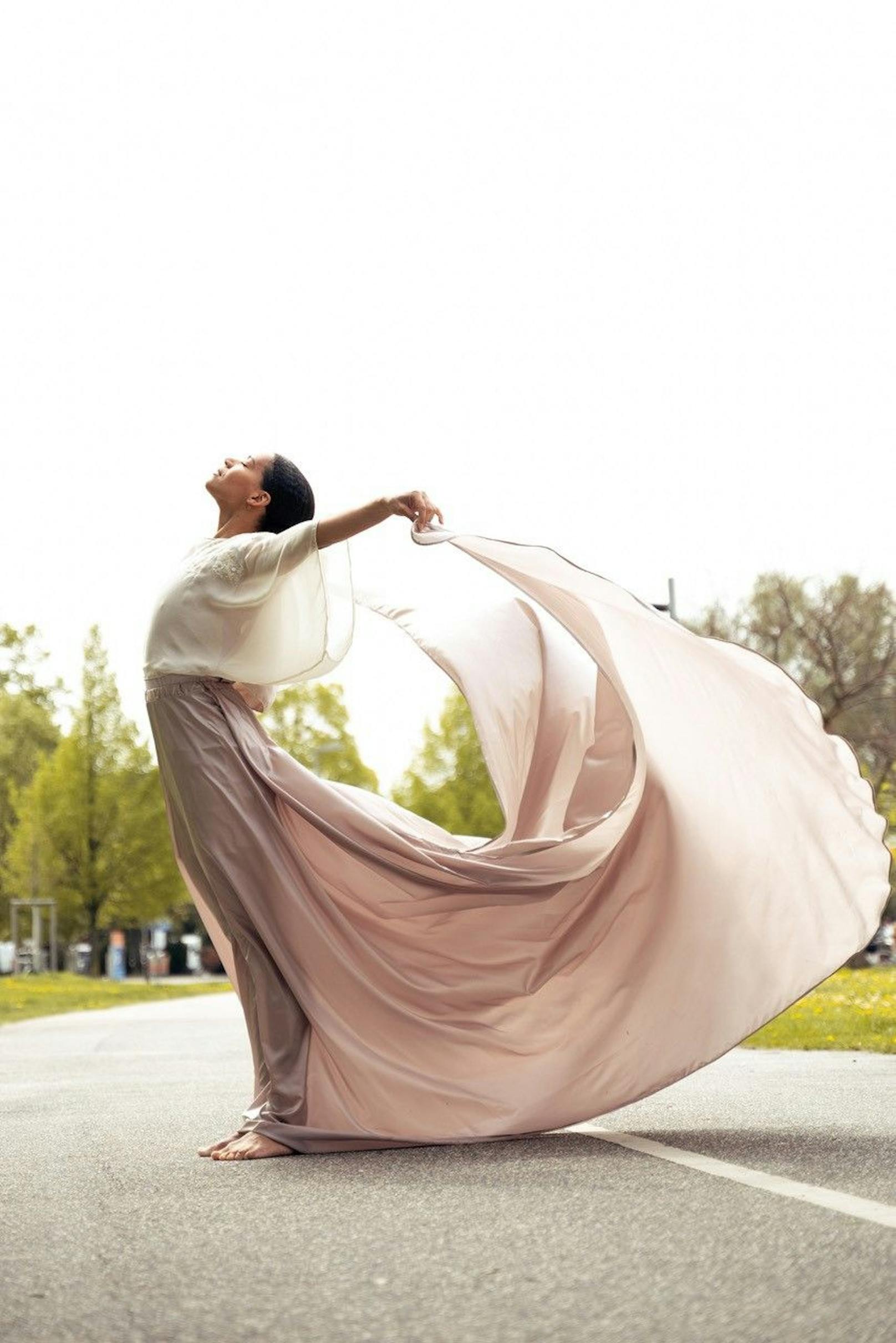 Unter dem Motto "Dancer in the Park" hat Rebecca Horner Kleider von Marlen Sabetzer in Szene gesetzt.