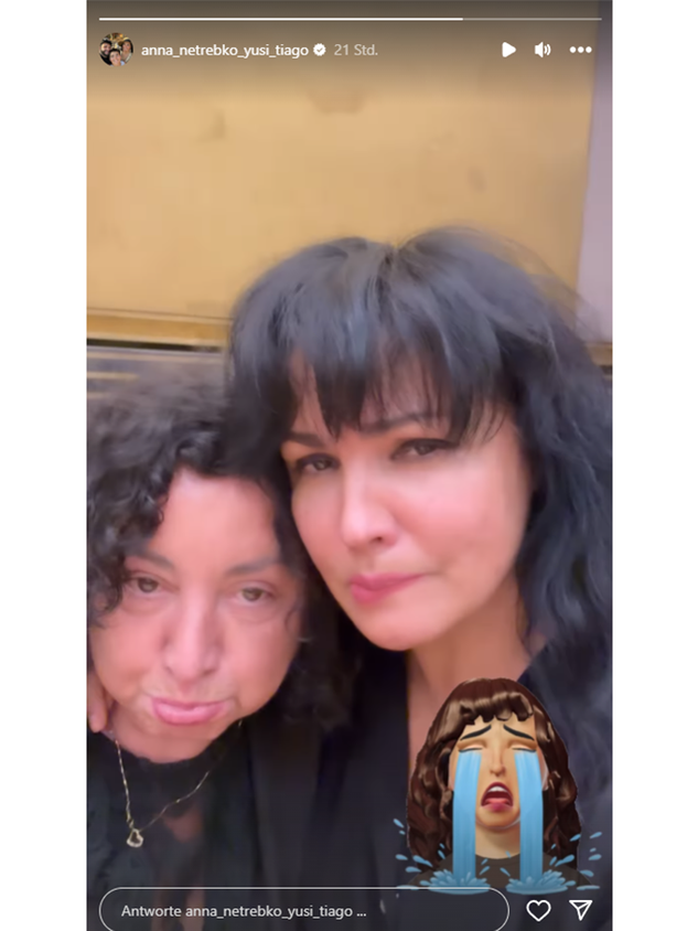 Anna Netrebko schmiegt sich an ihre Sitznachbarin. 