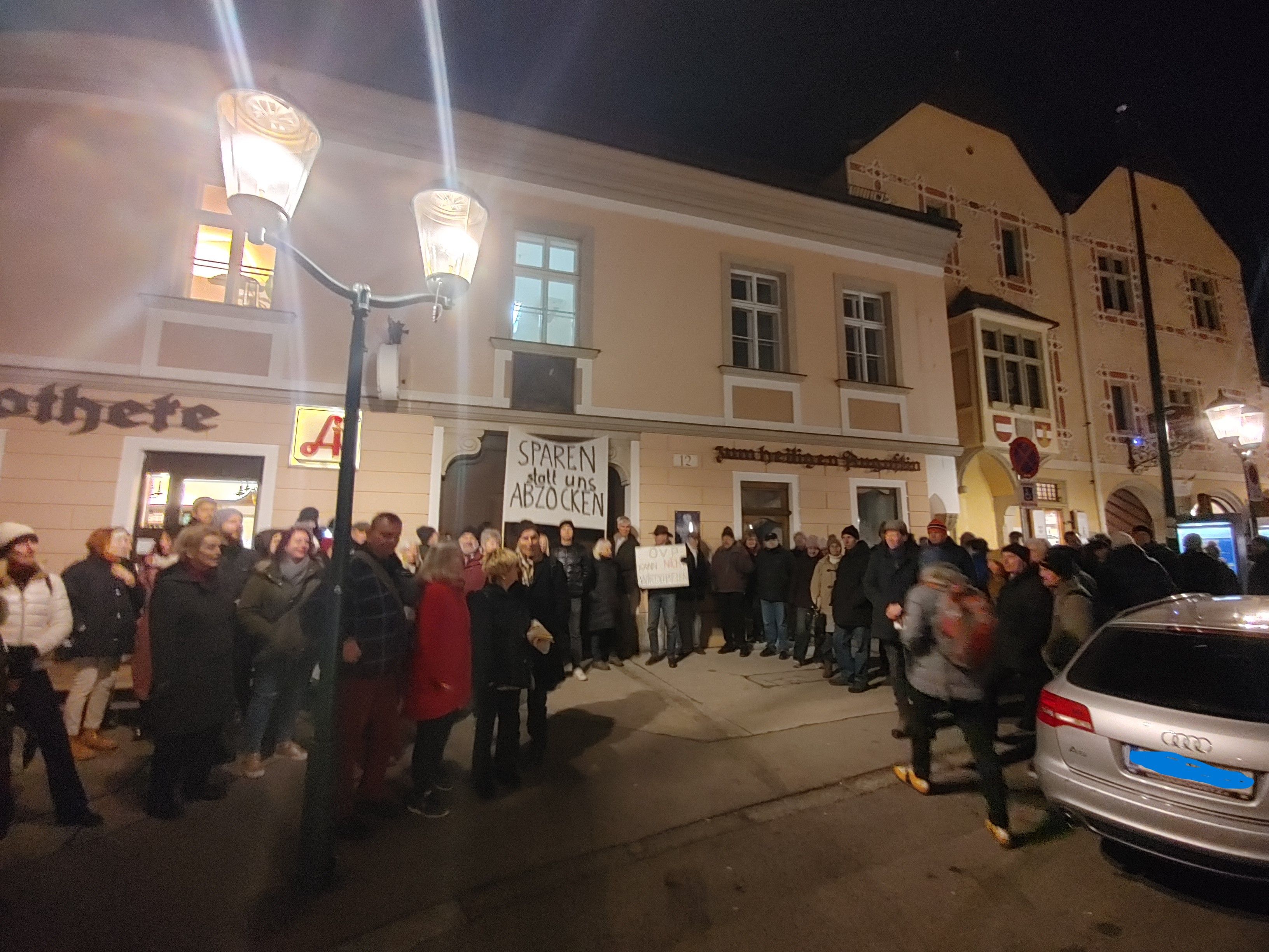 Zahlreiche Bürger gingen im Vorfeld der Gemeinderatssitzung auf die Straße.