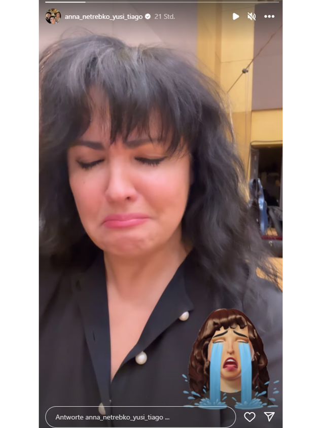 Anna Netrebko ist sichtlich gerührt.