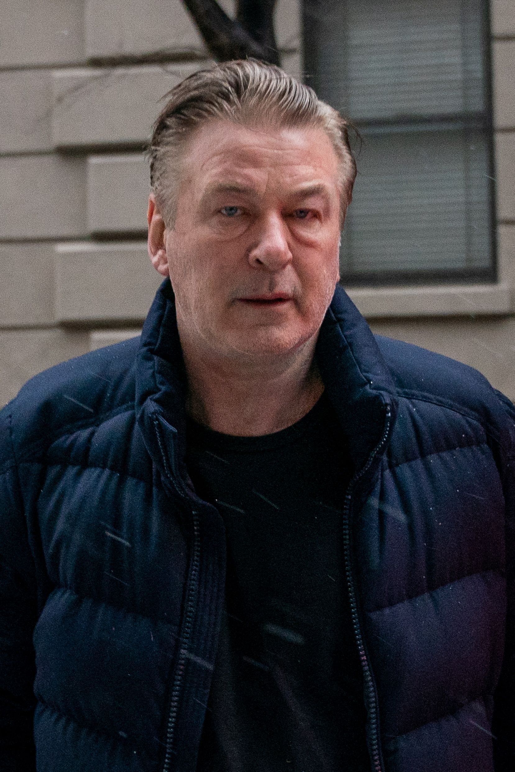 Alec Baldwin weist alle Anschuldigungen von sich ab.