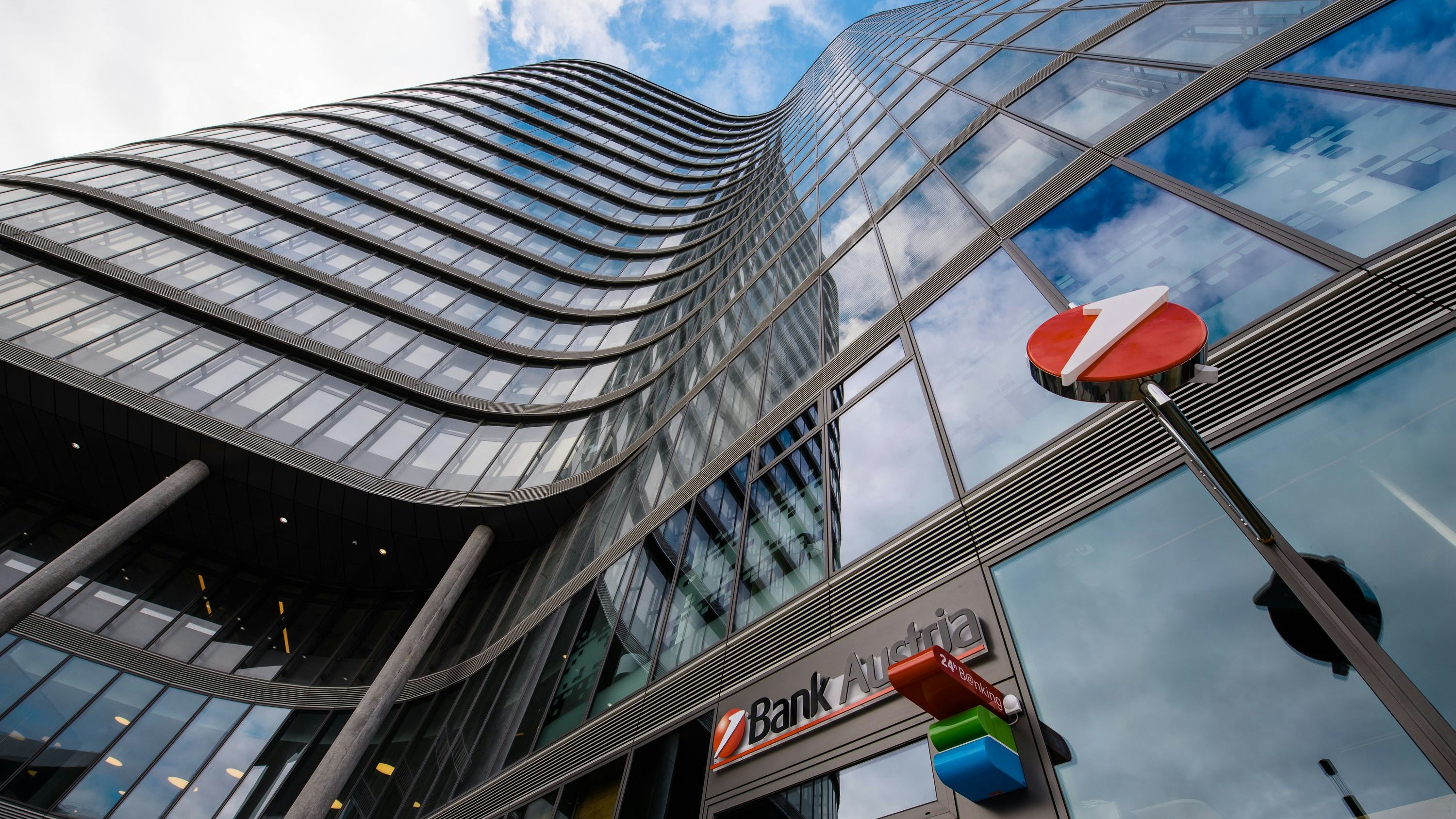 Bei der Bank Austria fährt die italienische Mutter UniCredit einen scharfen Sparkurs. Die IT-Firma UCS wird ganz geschlossen