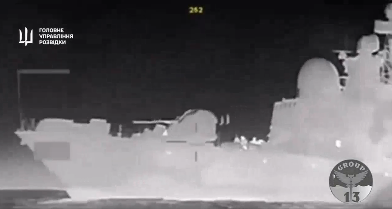 Auf einem Video ist zu sehen, wie mehrere mit Sprengstoff beladene Seedrohnen auf das russische Kriegsschiff zusteuern und explodieren.