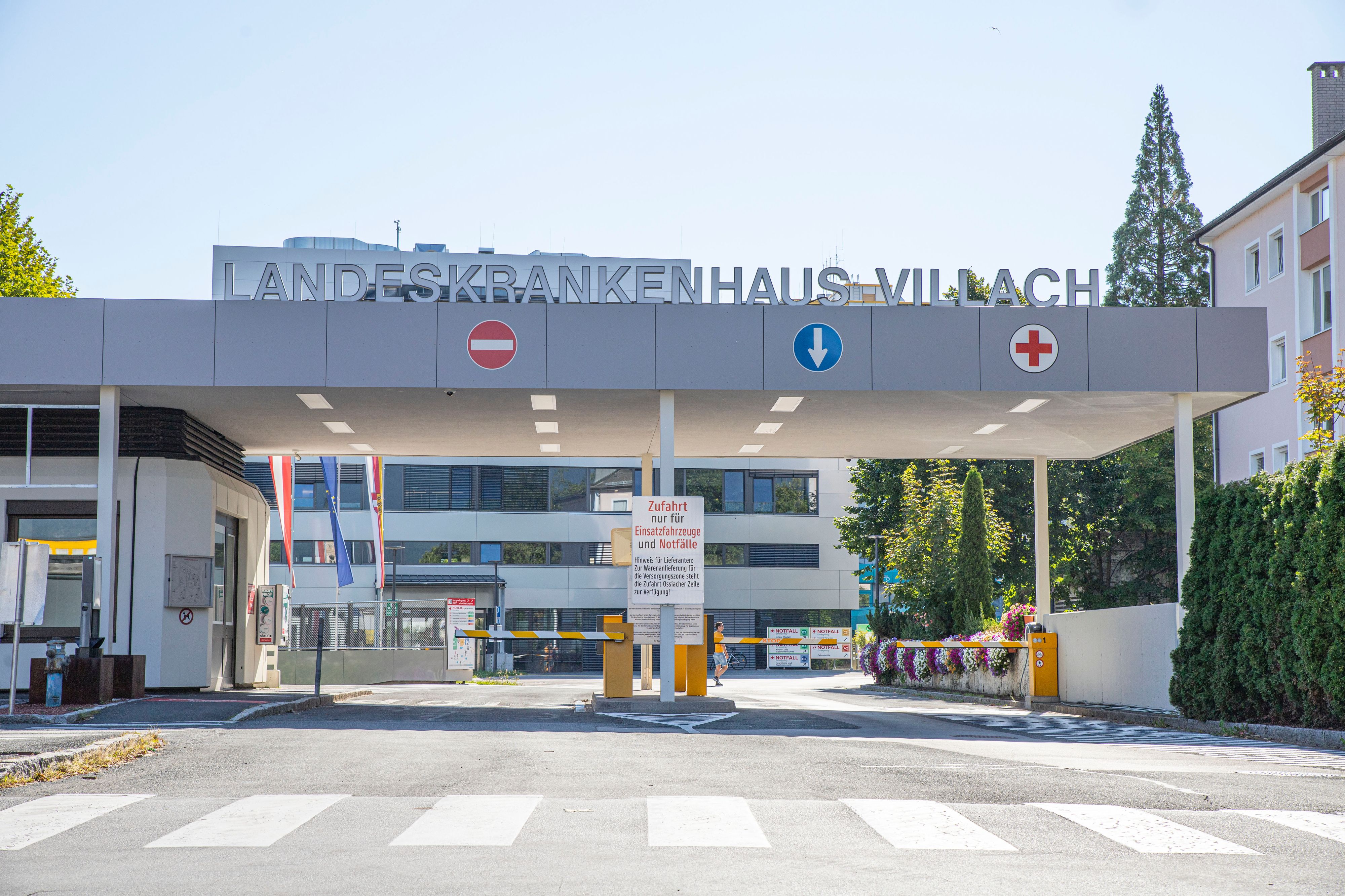 Die 17-Jährige wurde in das LKH Villach eingeliefert.