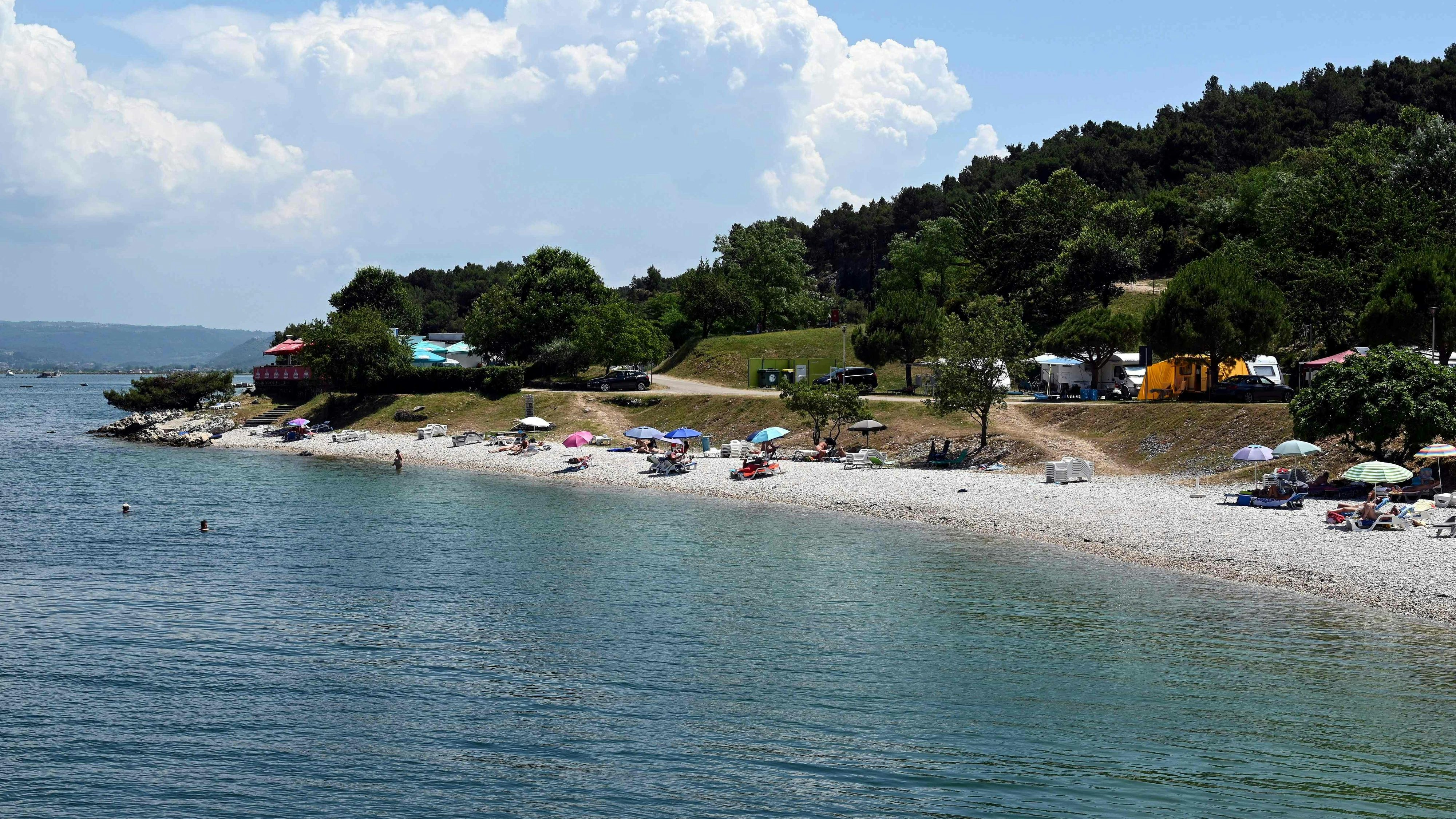 Download von www.picturedesk.com am 01.02.2024 (10:48).  This picture taken on June 20, 2019 shows a general view of the beach at the Kanegra naturist campsite, in northern Croatia's Istria peninsula, near Umag. - As an early pioneer of nudism, Croatia's idyllic Adriatic coast has a long and storied history of people stripping down to swim and commune with their surroundings in the naturist tradition. But as the once wildly-popular trend struggles to attract new followers, devotees are grappling with how to harness Croatia's booming tourism industry to revive the glory days. (Photo by Denis LOVROVIC / AFP) - 20190713_PD16560 - Rechteinfo: Rights Managed (RM) Nur für redaktionelle Nutzung! Werbliche Nutzung erfordert Freigabe: bitte schicken Sie uns eine Anfrage.