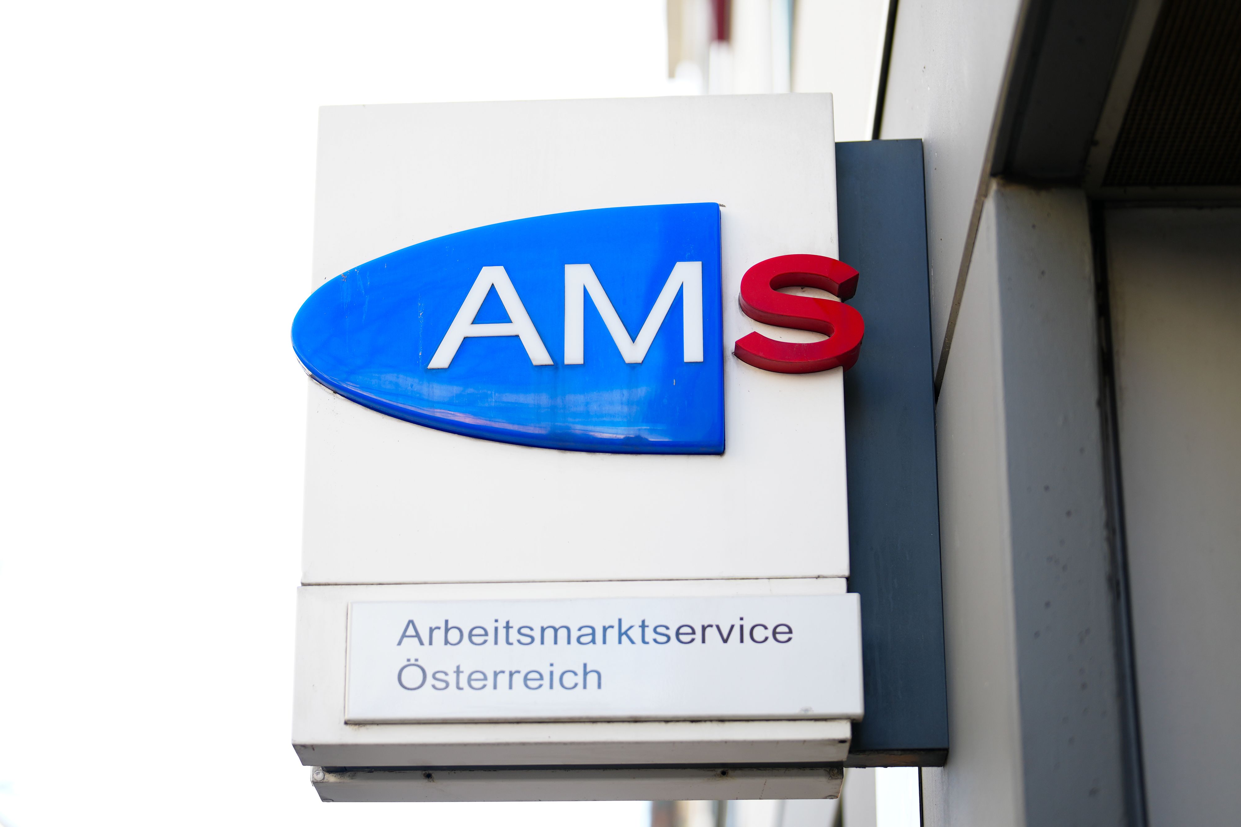Das Logo des Arbeitsmarktservice (AMS) über einer Filiale in Wien.