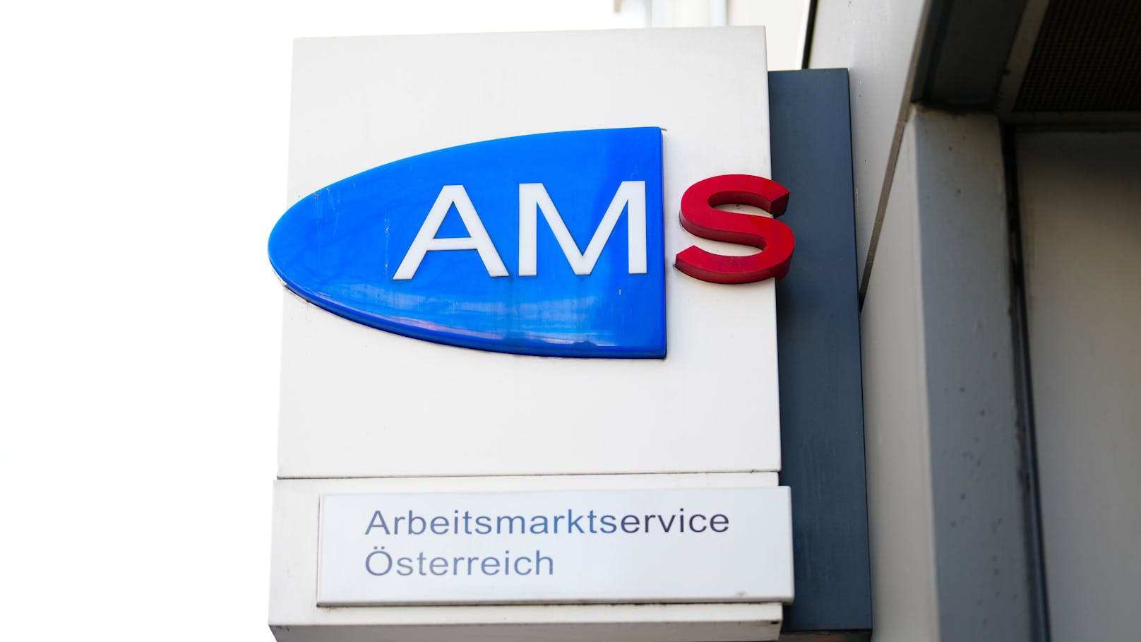 Das Logo des Arbeitsmarktservice (AMS) über einer Filiale in Wien.