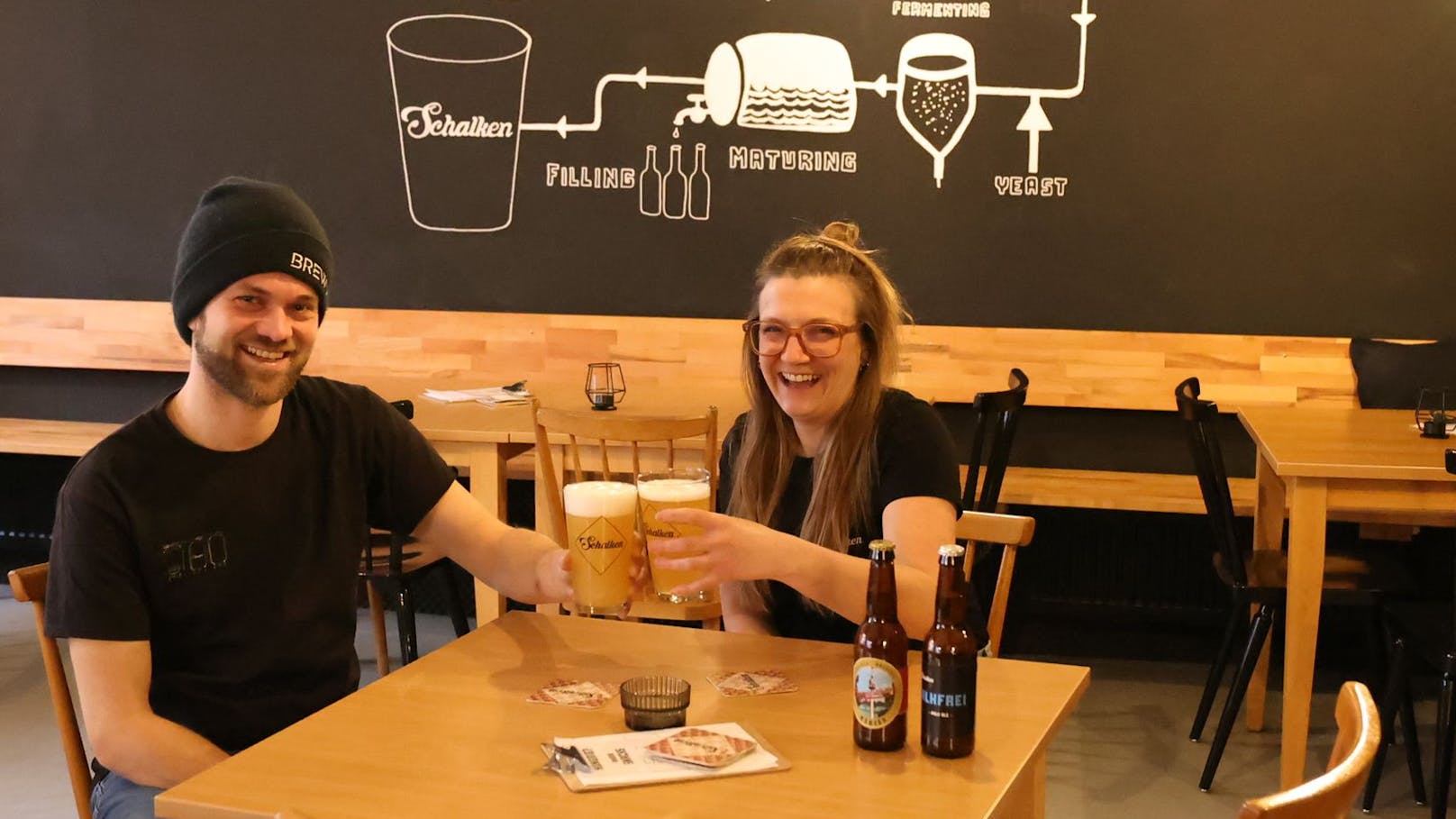 Roland und Anna betreiben sehr erfolgreich eine Brauerei am Ölhafen an der Lobau. Nun haben sie im zweiten Bezirk eine Bar eröffnet, in der man alle ihre Bier genießen kann.