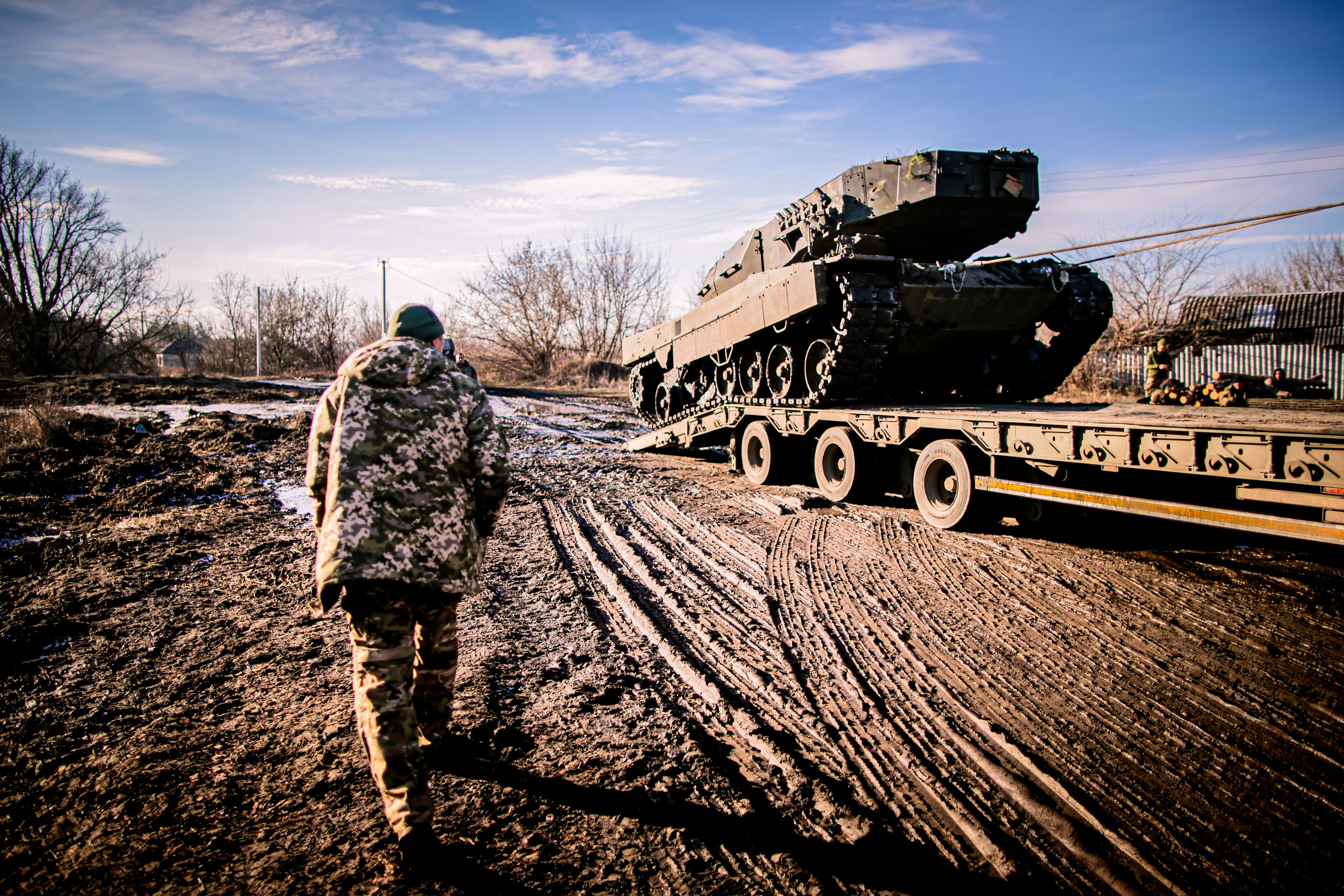 In der Gesellschaft wird heftig darüber gestritten, ob die milliardenschweren Hilfspakete der EU den Krieg in Osteuropa beenden oder nur künstlich am Leben halten werden.