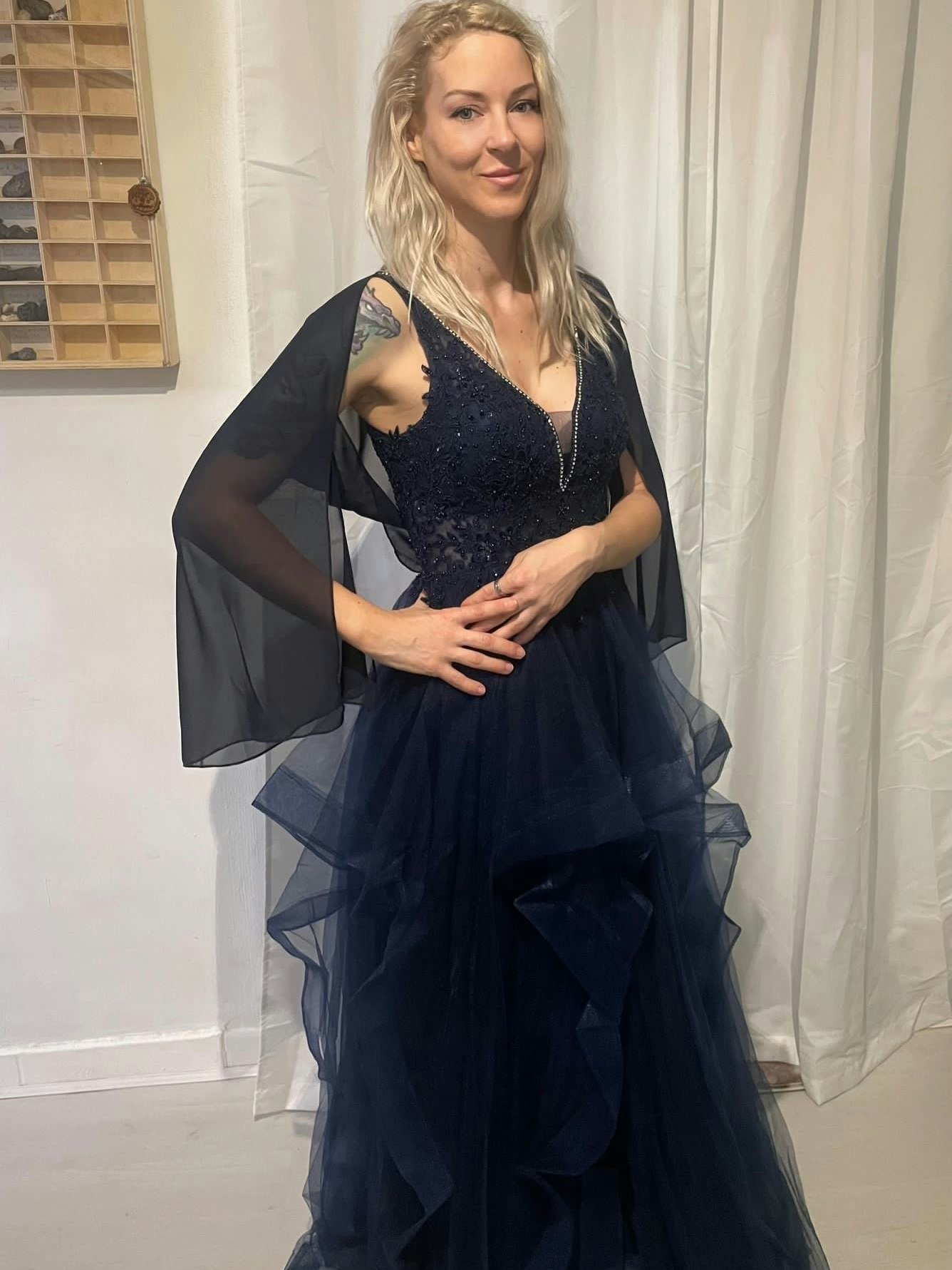 Richard Lugners "Bienchen", Simone Reiländer, tanzt in einem dunkelblauen, mehrlagigen Tüllkleid beim 66. Wiener Opernball an. 