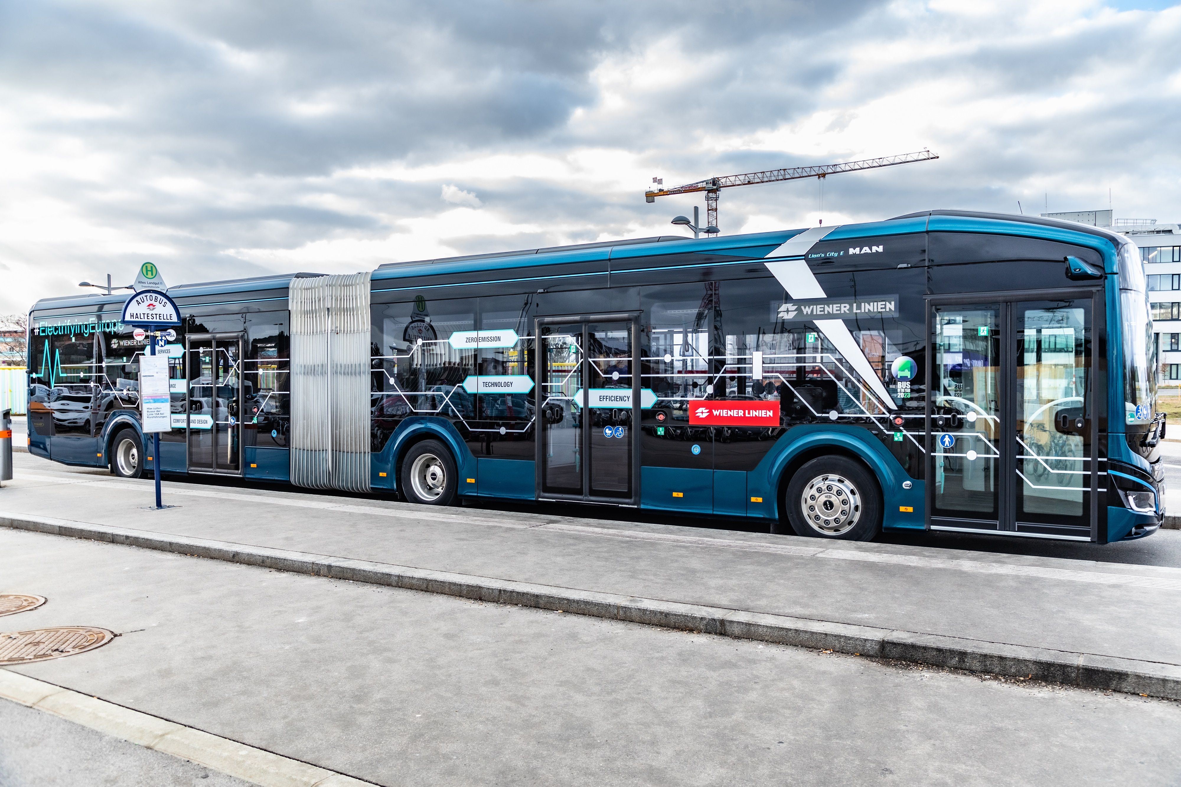 Der MAN-Gelenksbus der Wiener Linien wird im Stadtgebiet auf Herz und Nieren überprüft.&nbsp;