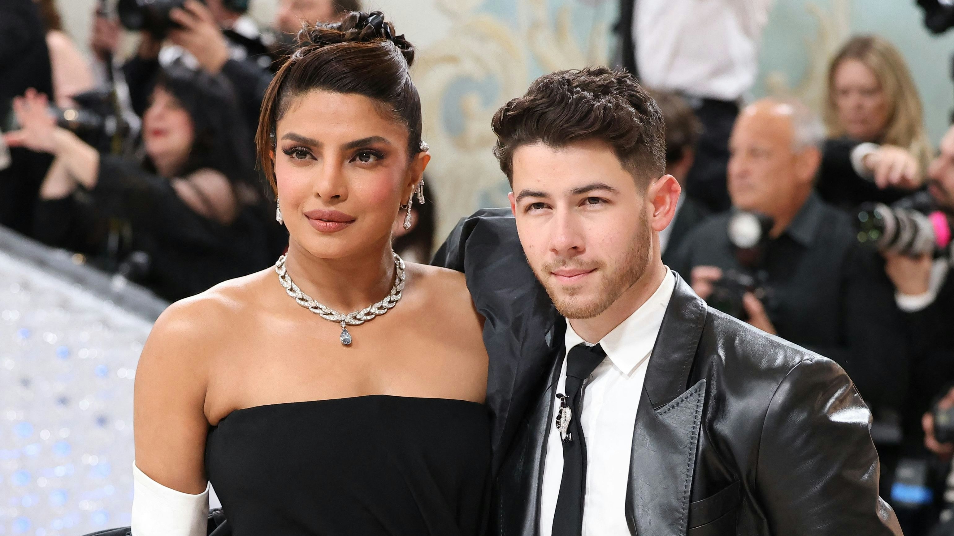 Priyanka Chopra Jonas und Nick Jonas posieren auf der Met Gala 2023