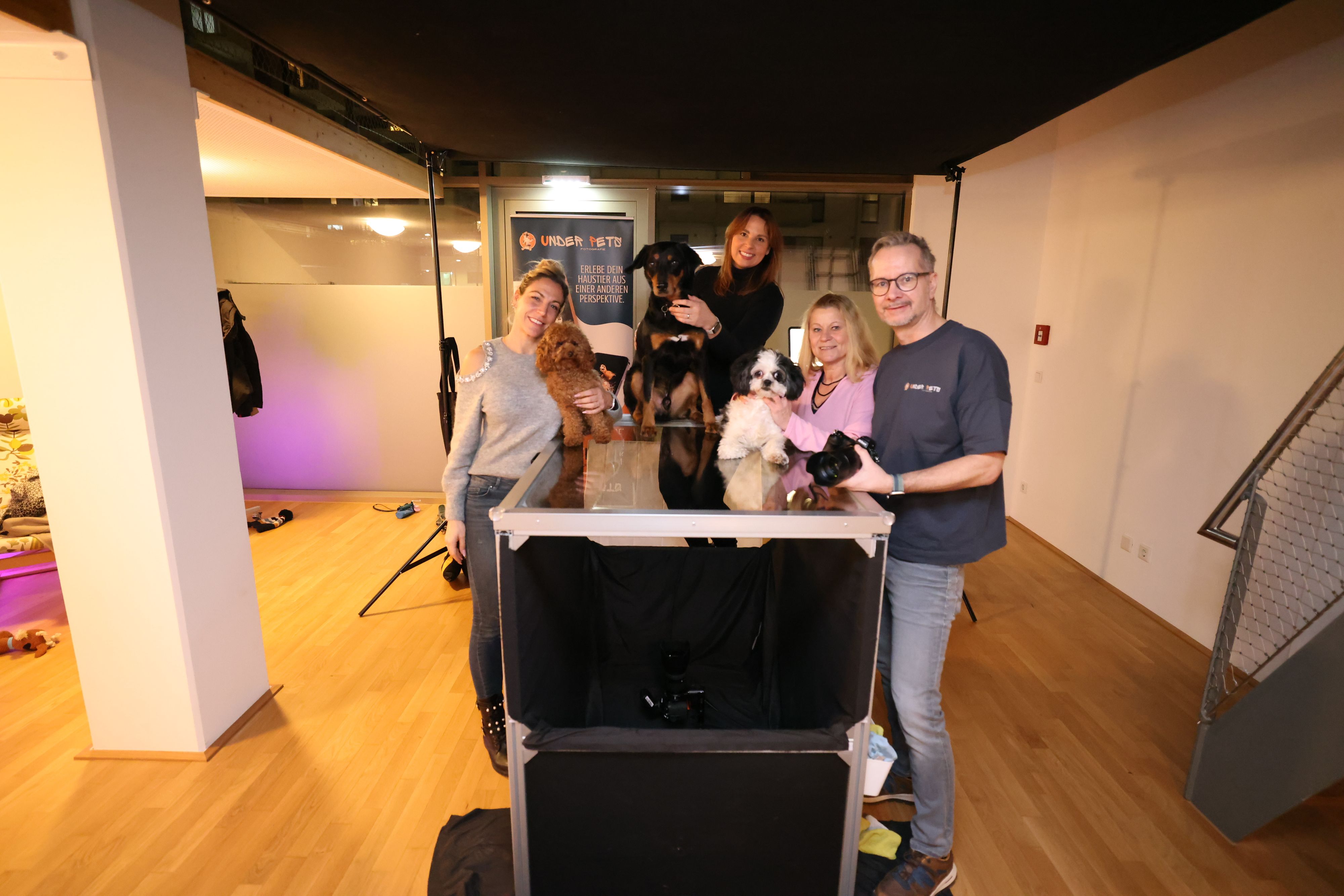 Fotograf Jürgen Pricken (re.) mit Raphaela und Maggie (li.), Kathi und Nio (Mitte) und Larissa und Noe (2.v.re.).&nbsp;