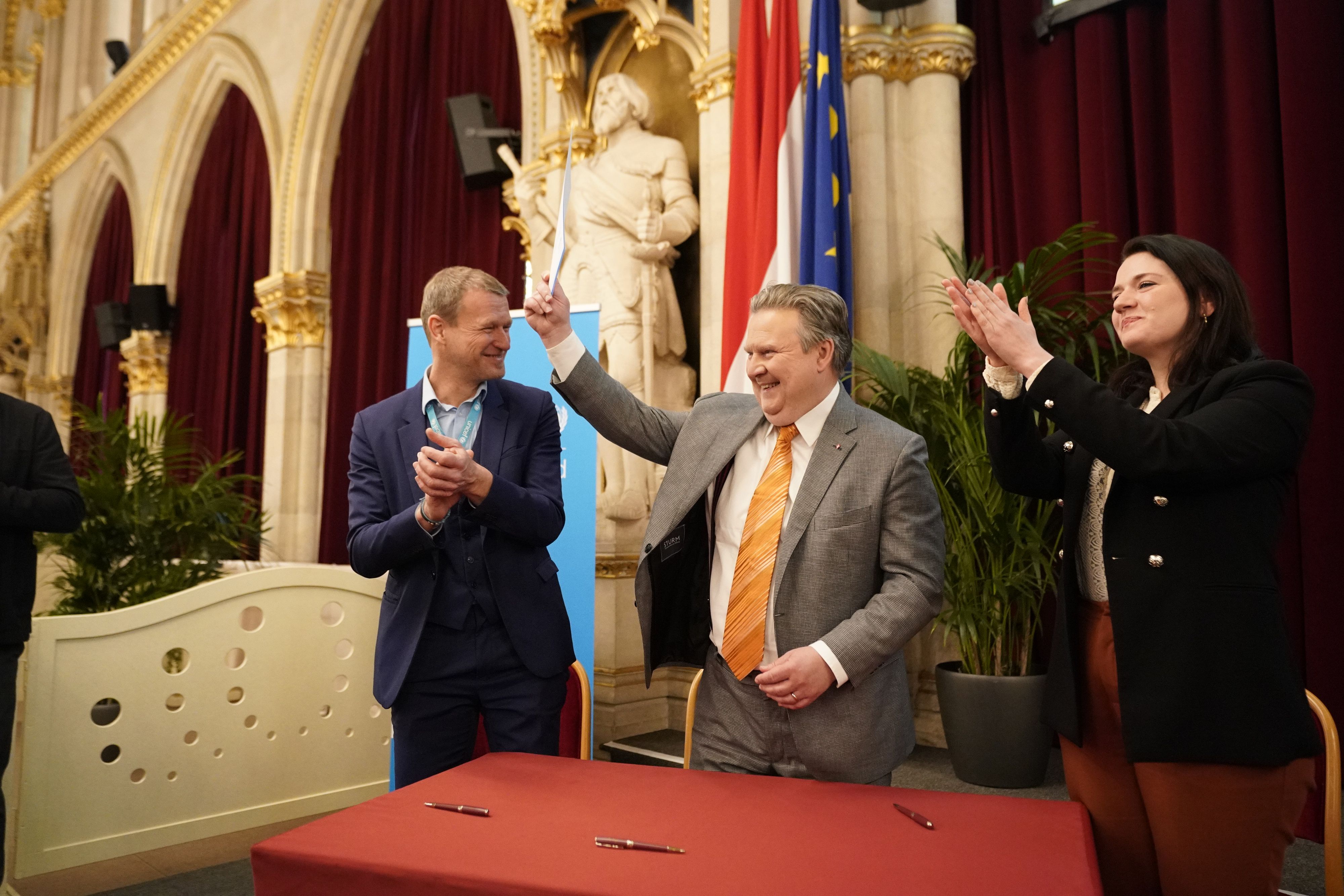 Bürgermeister Michael Ludwig (SPÖ, m.) will Wien zur kinderfreundlichsten Stadt der Welt machen. 